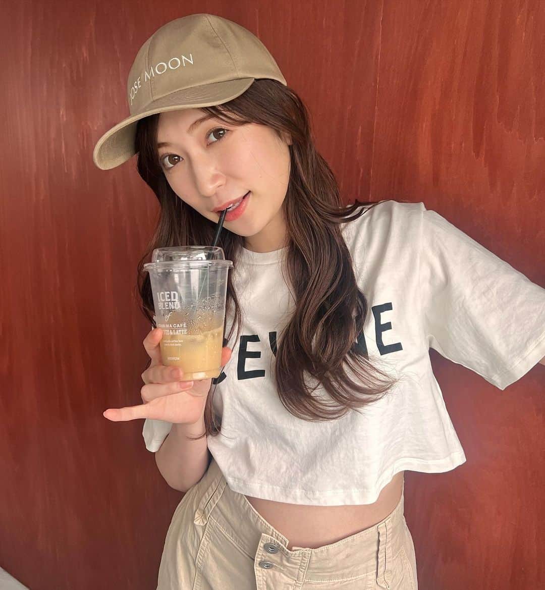 のインスタグラム：「首が痛いので着替えやすい服にしました🙆‍♀️笑 . 今日はとあるブランドさんとの 撮影でしたよ🩷🩷 . 秋冬に向けてたくさん動いてる コラボ商品があるのでお楽しみに😊 . マネージャーさんが買ってくれた カフェラテとともに👶🏻❤️ ずーっと小指が立ってます🫡 . お洋服タグつけ🏷️しておきます」