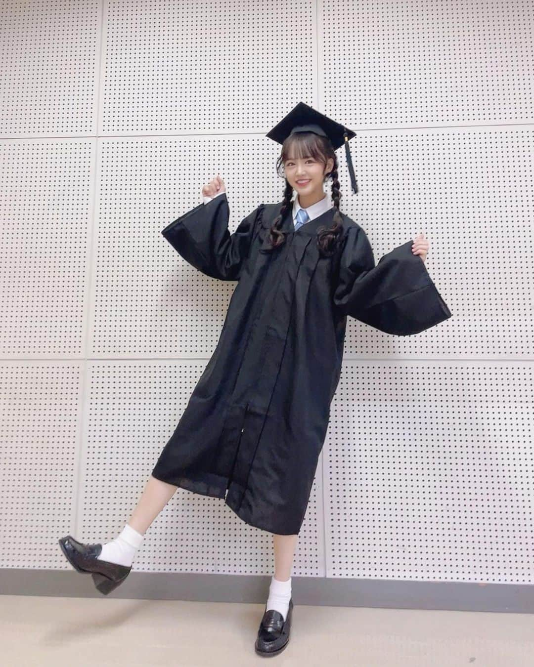 福田朱里さんのインスタグラム写真 - (福田朱里Instagram)「なんか卒業？のやつの服🎓🌸 アイドルになってから1番謎やった撮影です笑 この帽子なんなんやろう、、、 気分はハーマイオニー！笑  #アカデミックガウン #三つ編みアレンジ #三つ編み #ネクタイ #アイドル #コスプレ #卒業式 #graduation #japanesegirl #schoolgirl #Japan #costume #stu48」6月22日 22時36分 - akaringo_stu48