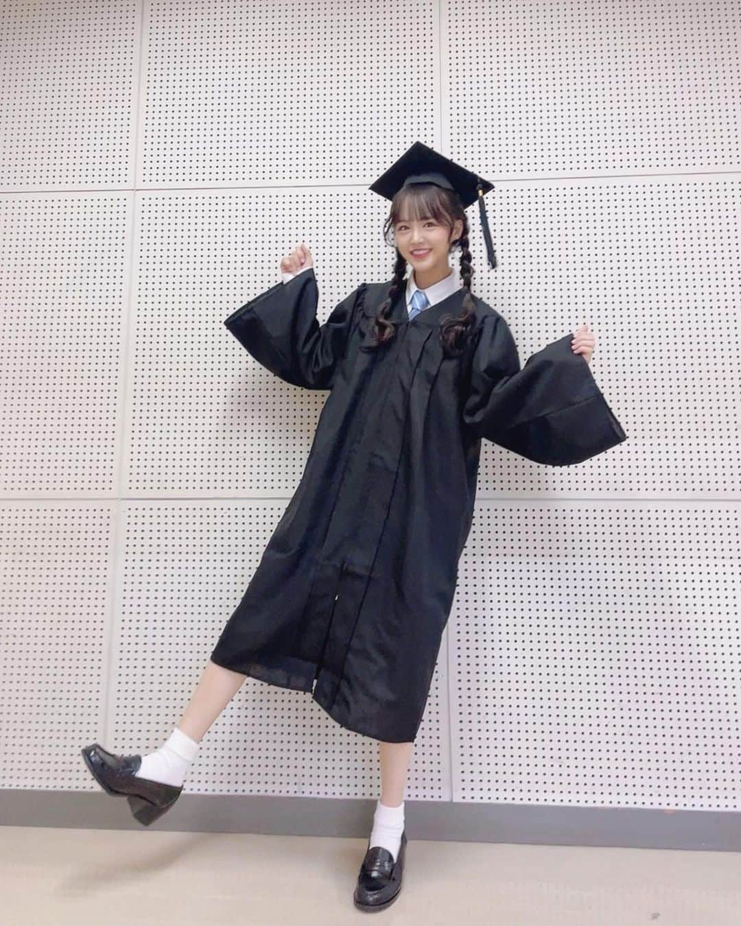 福田朱里のインスタグラム：「なんか卒業？のやつの服🎓🌸 アイドルになってから1番謎やった撮影です笑 この帽子なんなんやろう、、、 気分はハーマイオニー！笑  #アカデミックガウン #三つ編みアレンジ #三つ編み #ネクタイ #アイドル #コスプレ #卒業式 #graduation #japanesegirl #schoolgirl #Japan #costume #stu48」
