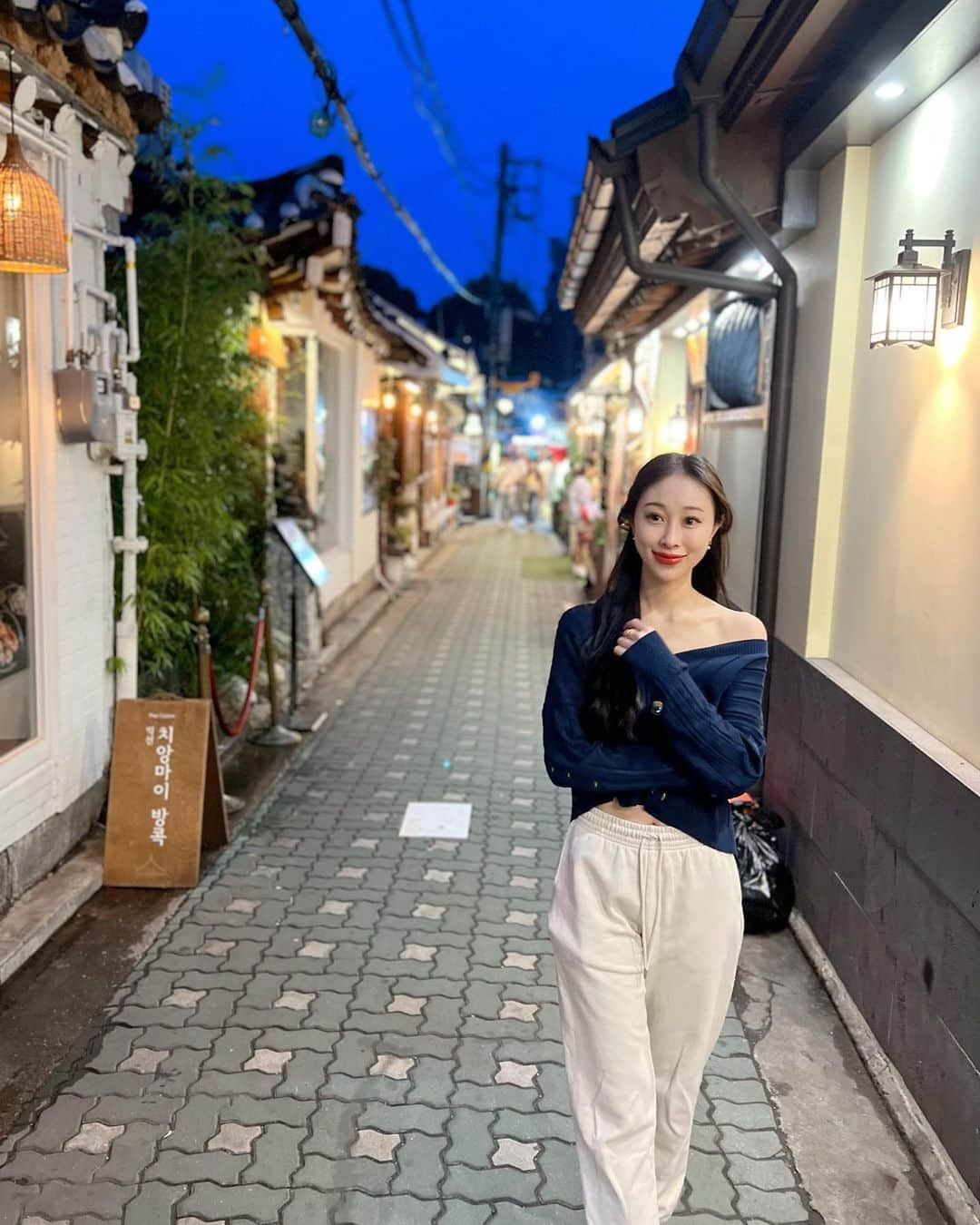 長沼南帆のインスタグラム：「鐘路3街　 可愛いカフェがたくさん並んでる場所🥰  時間がなくて入れなかったけどとっても楽しい思い出♥️  #鐘路3街 #鐘路3街駅 #韓国カフェ #韓国カフェ巡り #韓国カフェスタグラム #韓国カフェ情報 #종로3가 #종로카페」