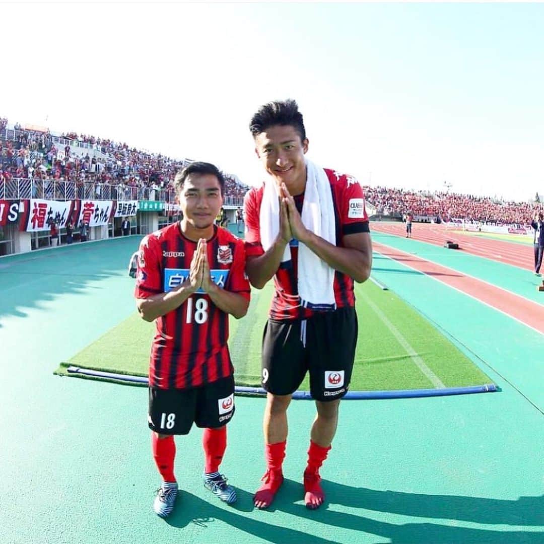 都倉賢のインスタグラム：「親愛なるチャナへ😍  7年間Jリーグを盛り上げてくれて有難う！ 初めて会ったその瞬間からチャナの笑顔に心を掴まれました。チャナと出会ったからこそ、タイに興味を持ちその年のシーズンオフに初めてタイへ遊びに行ったり、コンサドーレの練習場は毎日タイの観光客が押し寄せていて、文字通り日本とタイの架け橋になってくれました。小柄な体型からは考えられないくらいのパワーとスピードとテクニックで沢山の日本のファンサポーターを魅了してくれたね！ そんなチャナが日本を離れる事は凄く寂しいけど、新たな場所で新たな挑戦をするチャナを心から応援してます📣  Dear Chanathip😍  ขอบคุณตลอด 7 ปี ที่สร้างความสุขให้แฟนบอลเจลีก  ผมเห็นรอยยิ้มของชนาตั้งแต่วันแรก จนทำให้ผมเริ่มอยากไปเที่ยวที่ไทยหลังจบฤดูกาล จนทำให้หลายๆคนแฟนบอลชาวไทยจำผมได้เยอะมาพขึเน จากการสื่อสารจากทางโซเชียล ที่คอนซาโดเล่ น้องชายผมถึงจะไม่สูงมากแต่เขาคือคนที่เปี่ยมไปด้วยกำลัง, เทคนิกส่วนตัวที่ดี, ความเร็ว ทำให้เป็นที่รักของแฟนๆมาโดยตลอด  วันนี้เขาอาจจะจากไปกลับไทย ผมรู้สึกเหงาๆเหมือนกัน แต่ผมก็จะเป็นคนนึงที่จะเชียร์เค้าหลังจากนี้ต่อไป」