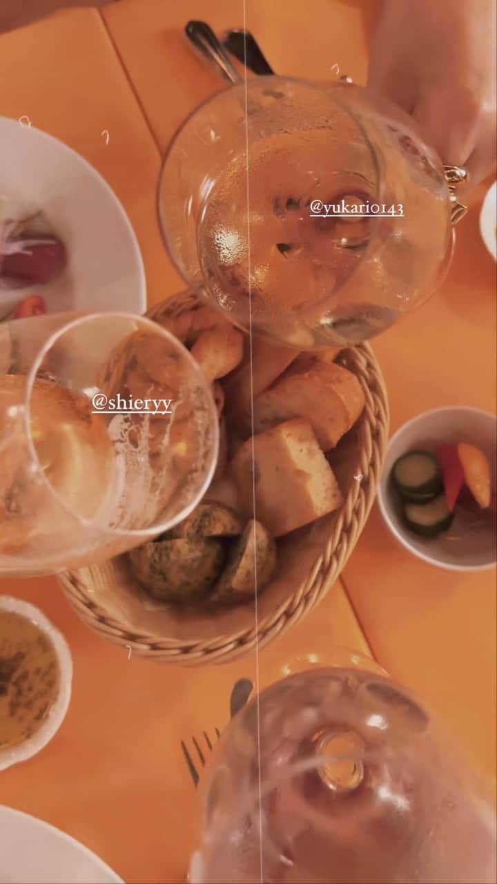 難波サキのインスタグラム：「-𝐁𝐢𝐫𝐭𝐡𝐝𝐚𝐲 𝐝𝐢𝐧𝐧𝐞𝐫🥂　w/ @shieryy @yukari0143   しえりと私は誕生日近いから一緒にお祝いしあおって話から ゆかりが来てくれてゆかりがサプライズでプレート出してくれて…🥹✨ 2人とゆっくり話す時間無かったから久々にひたすら 喋り倒してあっという間の時間でした😂💛 プレートの名前が…まさかのCHIERI🤣w でもね、しえりと初めましてした時、私ちえりーって呼んでてんw だからウケた🤣w大爆笑🙌🏽 ここのイタリアンめちゃくちゃ美味しかった✨ ご馳走様でした🫶🏻✨ プレゼントもめちゃくちゃ迷って選んだから 喜びの反応嬉しかった💓  次はサウナ🧖‍♀️ね〜ん✨って明日会うんやったw  #birthdaydinner 🍸」