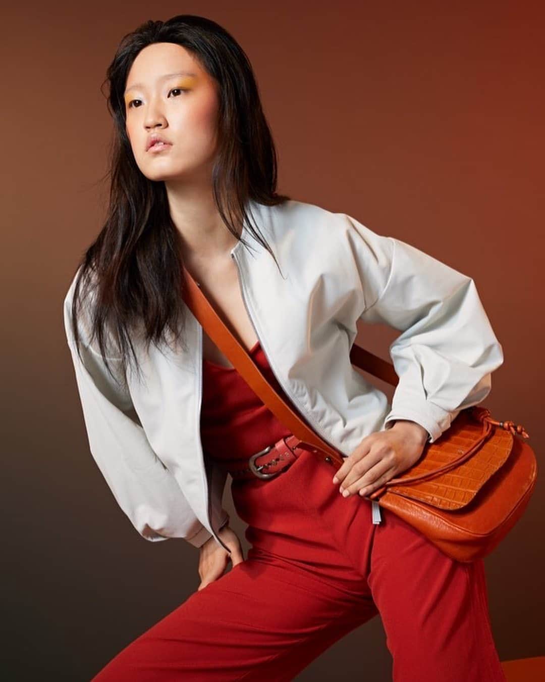 エンリーベグリンのインスタグラム：「A striking mix of precious materials and textures. The Marinella Bag tells our story.  Tap the link in bio for more   #henrybeguelin #springsummer #orange」