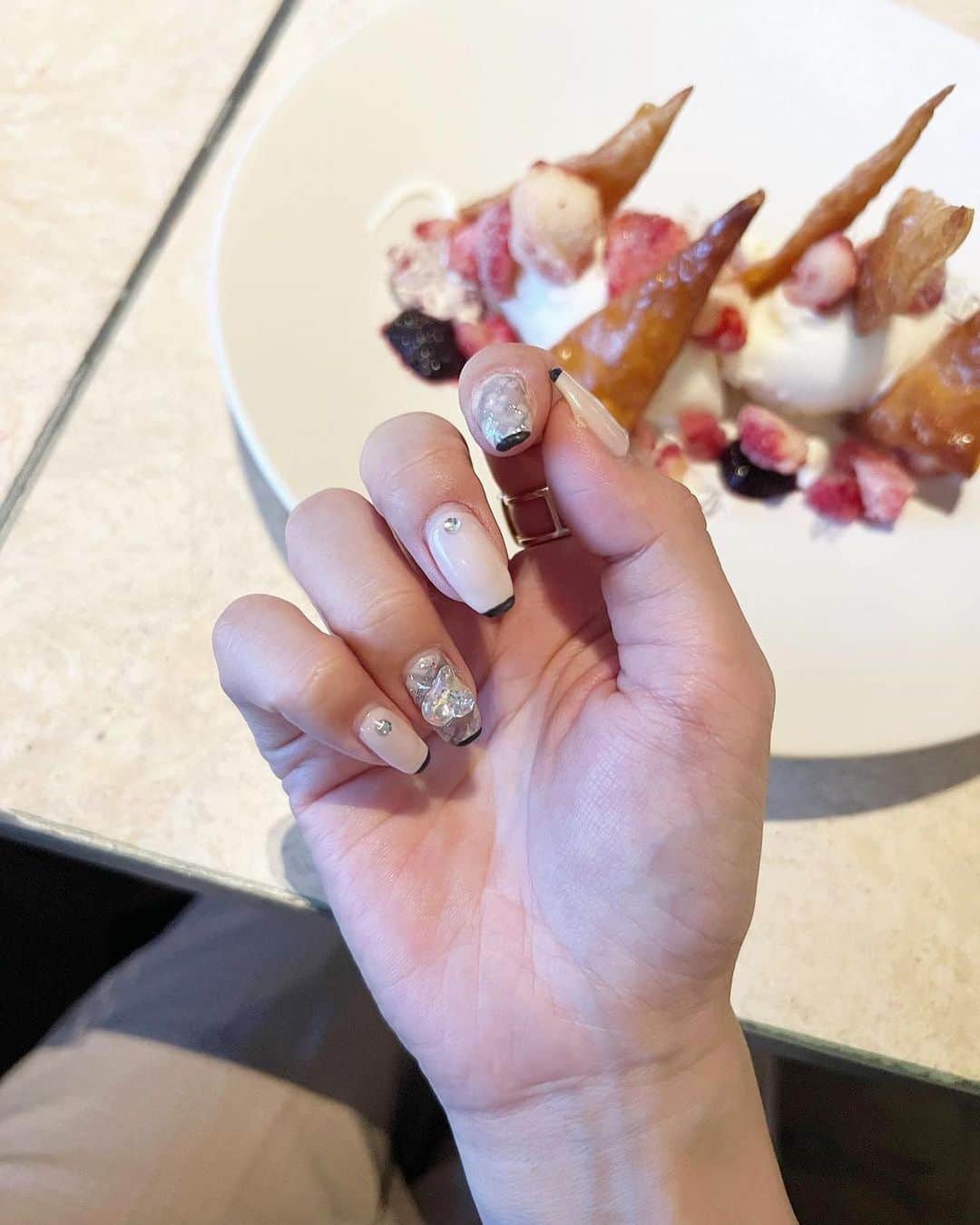 愛内みさのインスタグラム：「repost♡ @rena_yoshitsugu   いつもありがとうございます✨  モノトーンチェックにスキニーフレンチ 更にアクセントにハートのビジューが素敵すぎる🤭  #中目黒ネイルサロンchiconail  #チェックネイル #ガーリーネイル #中目黒ネイルサロン」