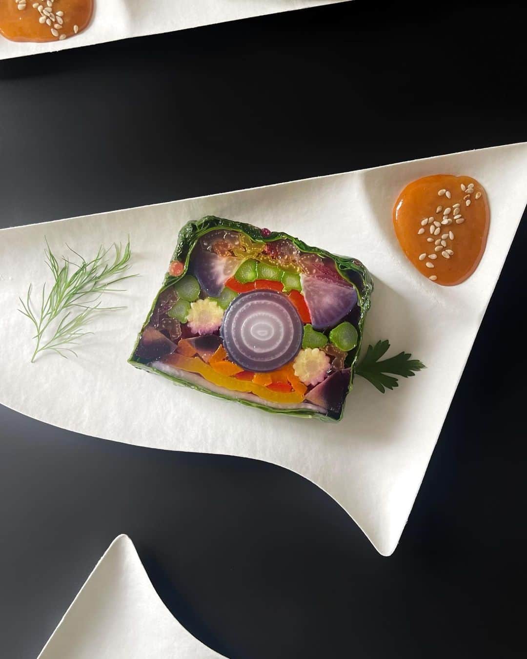 Chinamiさんのインスタグラム写真 - (ChinamiInstagram)「Vegetable terrine🌿 野菜のテリーヌを作りました♪  ストーリーにも、ちらっと書かせていただきましたが、今回は お箸🥢でも食べられるように和の雰囲気に盛り付けてみました。  #野菜料理　#テリーヌ #terrine #家庭菜園　 #野菜 #ポタジェ #wasara」6月22日 22時42分 - chinamiphoto