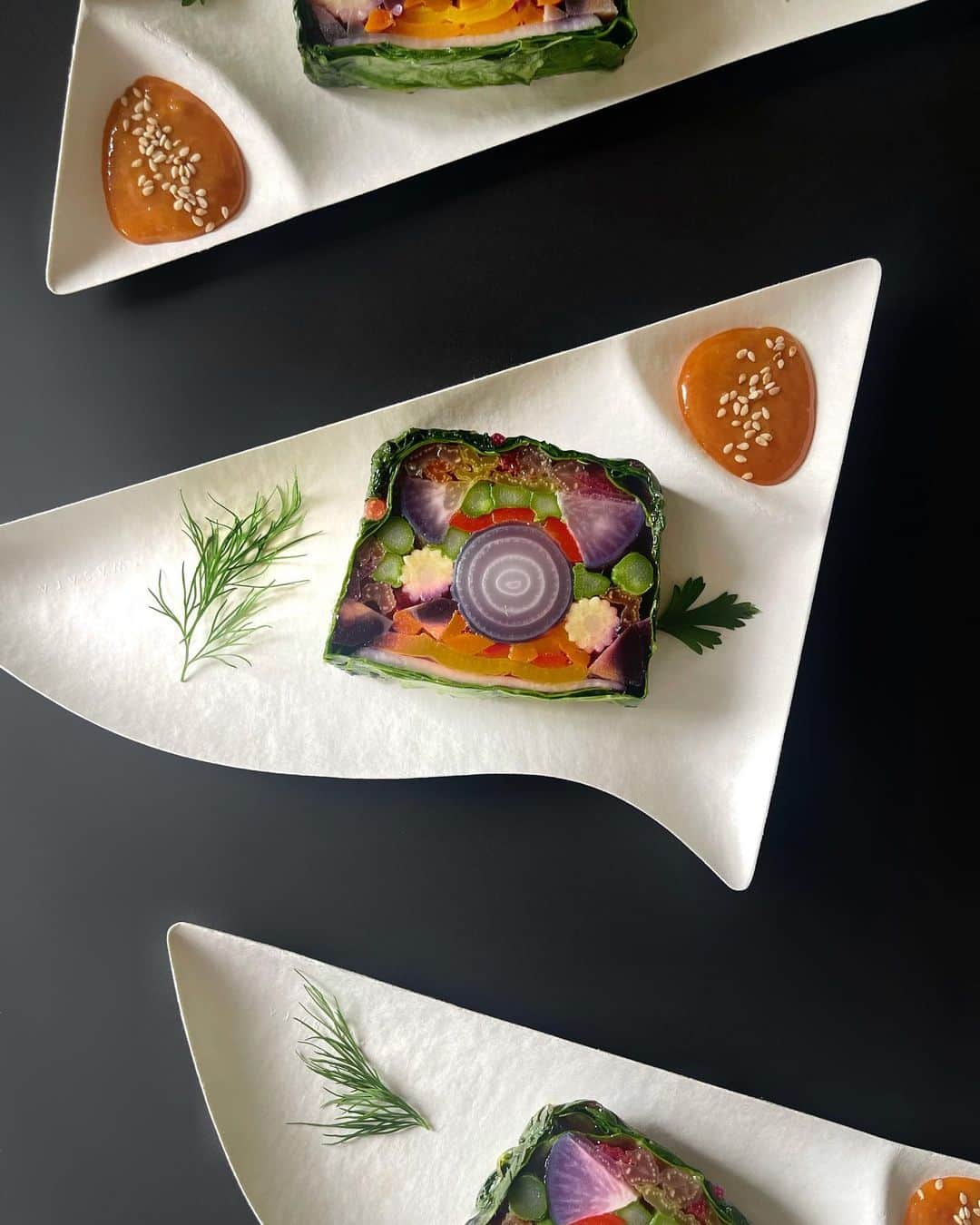 Chinamiのインスタグラム：「Vegetable terrine🌿 野菜のテリーヌを作りました♪  ストーリーにも、ちらっと書かせていただきましたが、今回は お箸🥢でも食べられるように和の雰囲気に盛り付けてみました。  #野菜料理　#テリーヌ #terrine #家庭菜園　 #野菜 #ポタジェ #wasara」