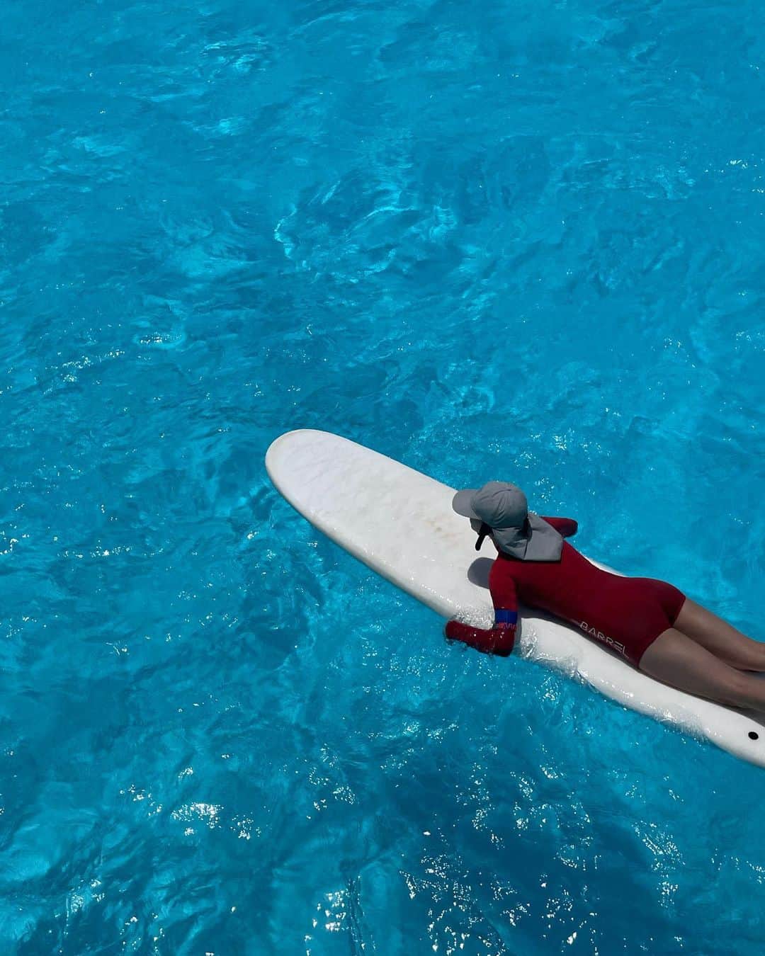 ソジン のインスタグラム：「헿헿 물체력 다시 돌아와🏄🏻‍♀️ 한다라씨 감사해요☀️ 덕분에 즐거운 여름을 시작했어🩵🩵🩵」