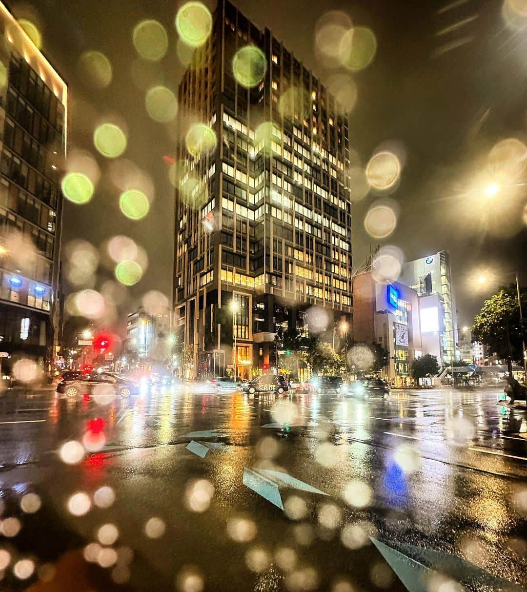 澤田友美のインスタグラム：「. ☔️傘越しの雨の日🥰」