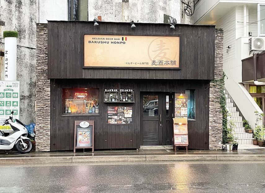 横山あさみさんのインスタグラム写真 - (横山あさみInstagram)「今夜のソロ活は！ 鹿児島市上荒田町の『麦酒本舗』へ！  ビール！みんなだいすきビール！しかもベルギービールの専門店です🇧🇪🍺  ベルギーのビアパブってこんな感じなんでしょうか…！ 外国に来たかのような店内は、雰囲気抜群です！  苦味はガツンと！でも爽やかなベルギービール、クセになりそう🍻 料理も豊富です！ 一緒に楽しんでください！  #かごしまソロ活 #麦酒本舗 #ベルギービール #ビール #鹿児島 #かごしま #お酒好きな人と繋がりたい  #アナウンサー #横山あさみ」6月22日 22時54分 - asami__yokoyama
