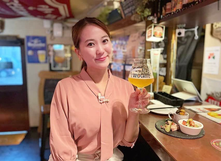 横山あさみのインスタグラム：「今夜のソロ活は！ 鹿児島市上荒田町の『麦酒本舗』へ！  ビール！みんなだいすきビール！しかもベルギービールの専門店です🇧🇪🍺  ベルギーのビアパブってこんな感じなんでしょうか…！ 外国に来たかのような店内は、雰囲気抜群です！  苦味はガツンと！でも爽やかなベルギービール、クセになりそう🍻 料理も豊富です！ 一緒に楽しんでください！  #かごしまソロ活 #麦酒本舗 #ベルギービール #ビール #鹿児島 #かごしま #お酒好きな人と繋がりたい  #アナウンサー #横山あさみ」