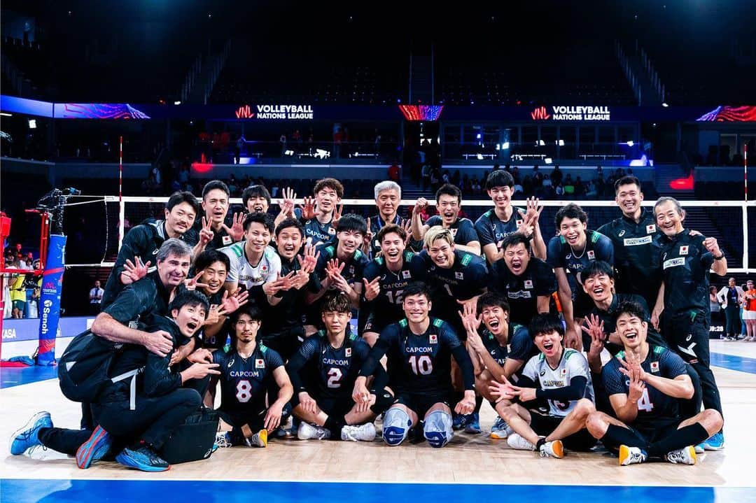 小野寺太志さんのインスタグラム写真 - (小野寺太志Instagram)「… vs 🇧🇷 3-2 WIN !!! めちゃくちゃ強かった…🥲  📸 by FIVB.  #0622 #7勝目 #VNL2023 #龍神NIPPON」6月22日 22時58分 - taishi.o