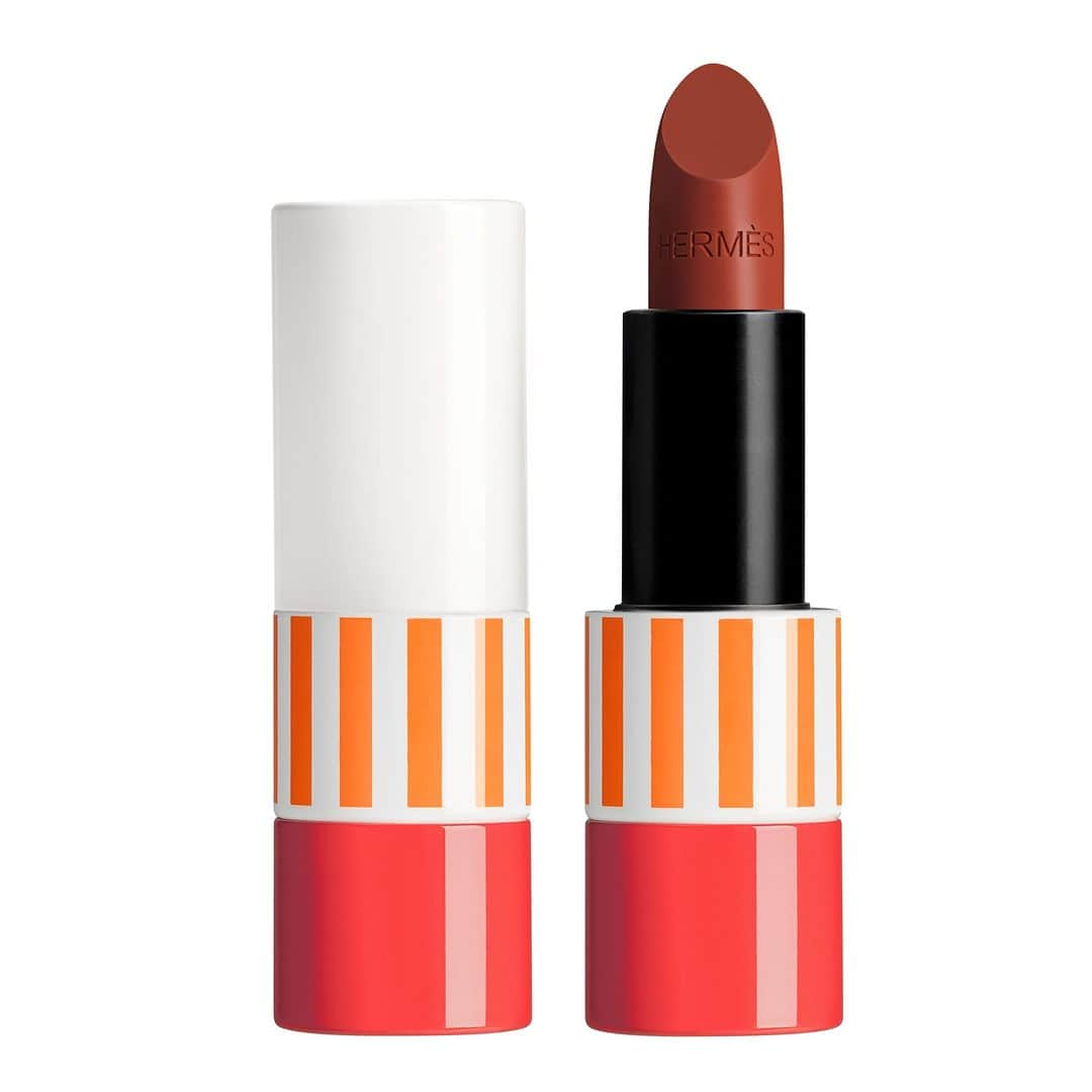 ピエール アルディさんのインスタグラム写真 - (ピエール アルディInstagram)「Pierre Hardy, as the creator of Beauty objects designed the three lipsticks in the rouge Hermès spring-summer 2023 limited-edition collection.  Stripes make an entrance into the Rouge Hermès collection by way of an ultra- summery limited edition.  From the wavy lines of the Méditerranée silk scarf to a towel with deckchair stripes, this graphic precision in movement is a quintessential Hermès signature. It is an invitation to celebrate the spirit of beach holidays with an everyday gesture.  #PierreHardy」6月22日 23時00分 - pierrehardy