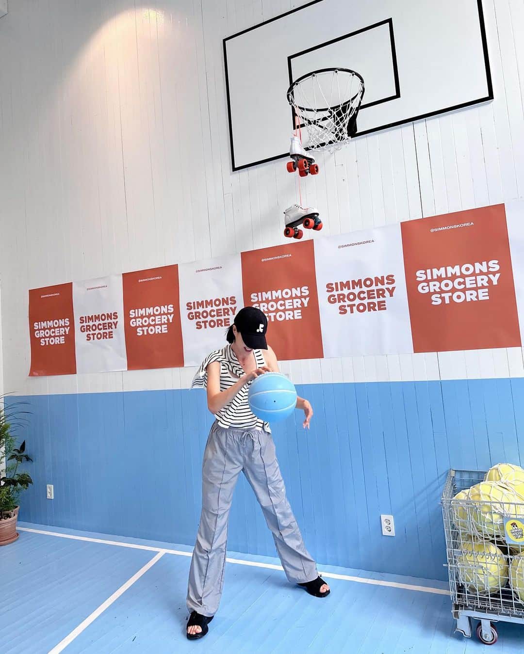 イ・ヒョニのインスタグラム：「농구도…?🏀👀 ㅋㅋㅋㅋㅋ 너무 예쁘고 재미있는 공간🩵」