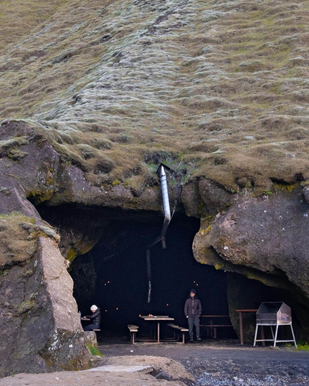 Y U R I Eさんのインスタグラム写真 - (Y U R I EInstagram)「アイスランドのキャンプ場記録🇮🇸🏕️ #þakgil  "ものすごい" でこぼこ砂利道を16キロくらい進んだ先にある。  この先に本当にキャンプ場があるのか？とGoogle mapを何度か疑った🤨🤣到着した時の安堵感がすごい🥹  洞窟の中にテーブルとグリルがあってここで調理と食事をとることができる。🍽️ ⛑️  料金は1人2300円くらい。 物価がかなり高いこの国にしては リーズナブルに感じる💰 （ちなみにコンビニのサンドイッチは1500円くらい😇）  #ICELAND #ringroad  #roadtrip  #アイスランド #ロードトリップ #キャンプ#車中泊 #海外旅行」6月22日 23時09分 - yuriexx67