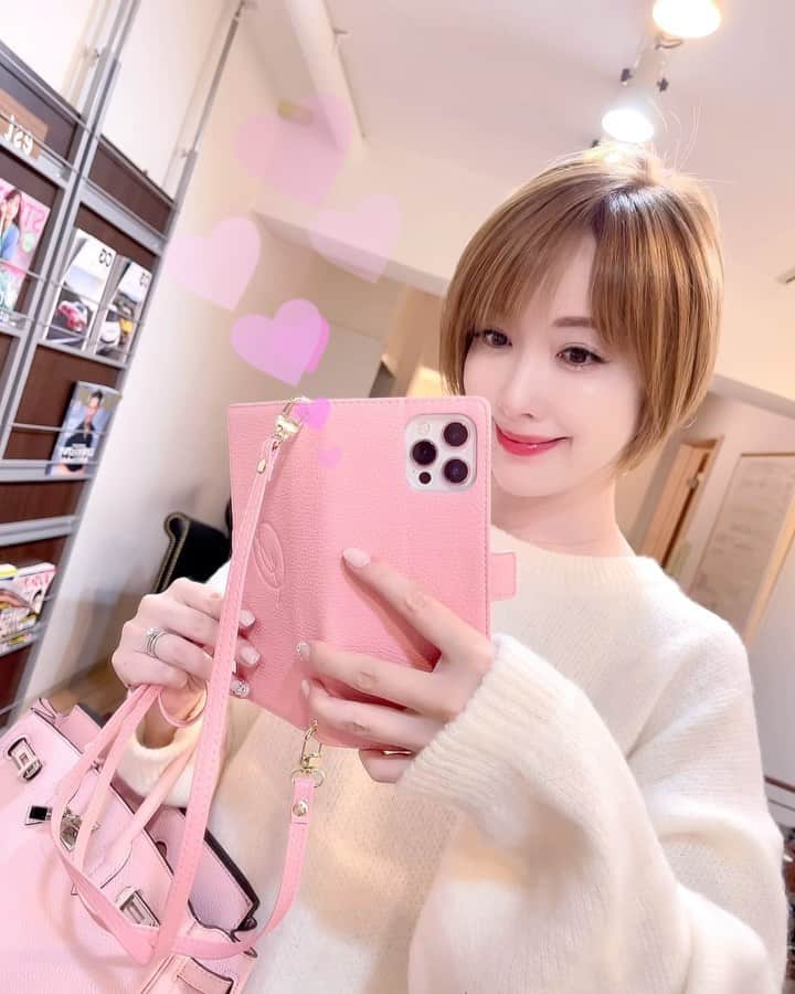 瀬戸早妃のインスタグラム：「ついついお仕事や勉強ばかりの毎日になってしまいますが、久しぶりに美容の投稿です🌸  @venus_beauty_clinic  久しぶりにM22というレーザーの施術を受けてきました〜🧖‍♀️︎💕︎︎  こちらは、シミやくすみだけではなく、顔の赤みやニキビ跡にも効果がある万能レーザーなのです♩  こちらは痛みはほとんどなく、ぱちっとお肌が少し熱くなる程度。麻酔もなく、半分寝てしまうくらいなのが嬉しいです♩ 1度でもお肌がつるっとするのですが、定期的に当てるとさらに効果が高まるとのことでまたお世話になりたいと思います︎💕︎︎  #venusbeauty #venusbeautyclinic #M22 #美容 #レーザー #美肌 #シミケア #スキンケア」