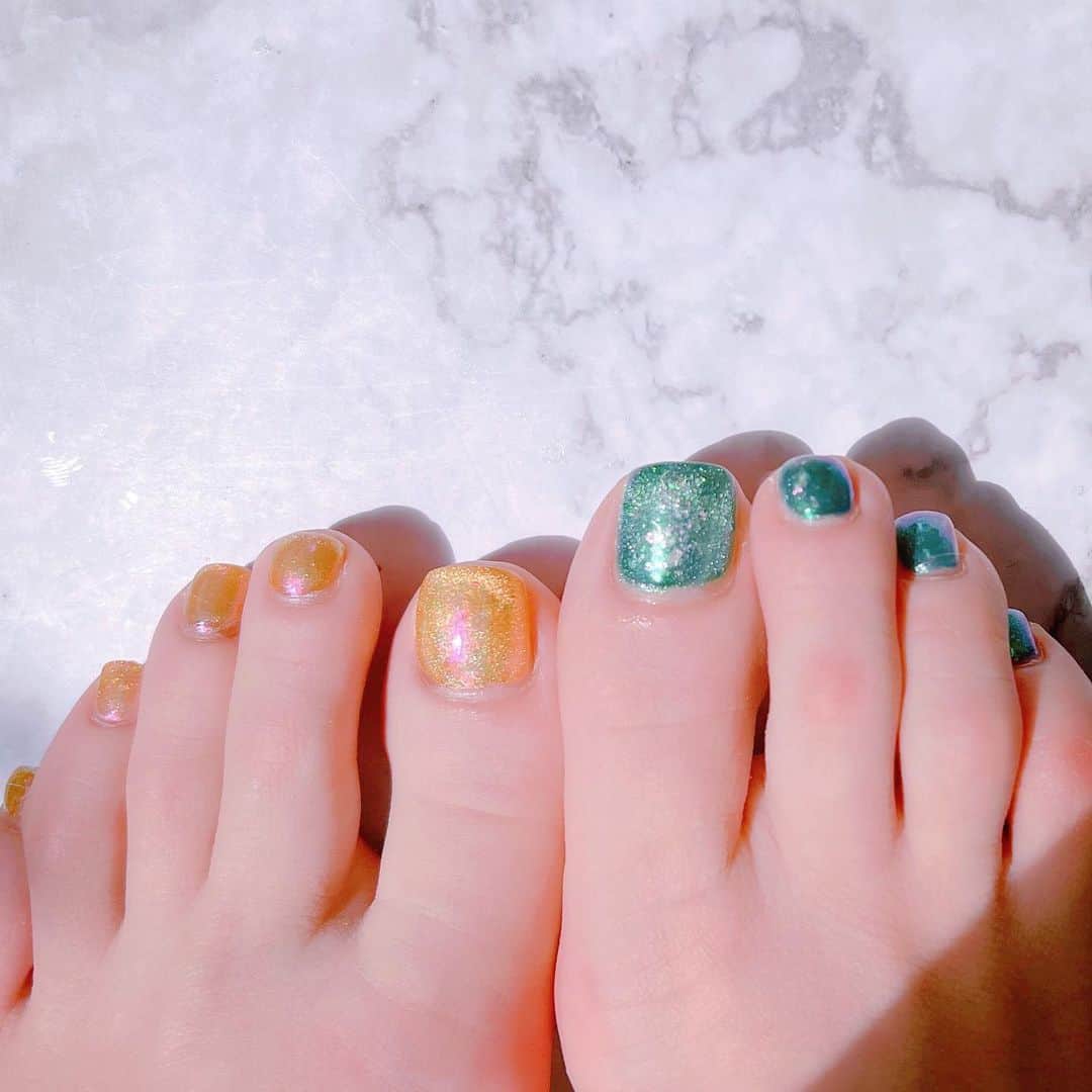 なかやまちえこのインスタグラム：「マイフットネイル💅⠀ ⠀ #youtube にライブのアーカイブあります！⠀  マイフットネイルを新しくします！ https://youtube.com/live/uKVJKpIYNXg?feature=share⠀ ⠀ @pregel.jp ⠀ @preanfaofficial ⠀ @kimacat_betty ⠀ @aby_sharenail ⠀ #nail #nails #nailart #ネイル #美甲 #ネイルアート  #japanesenailart #manucure #japanesenails #manicurist #gelnails #أظافر #네일아트 #미용  #เพ้นท์เล็บ #artedeuñas #เพ้นท์เล็บเจล #ジェルネイルデザイン #ネイルデザイン #nagelkunst #マグネットネイル #magneticnails」