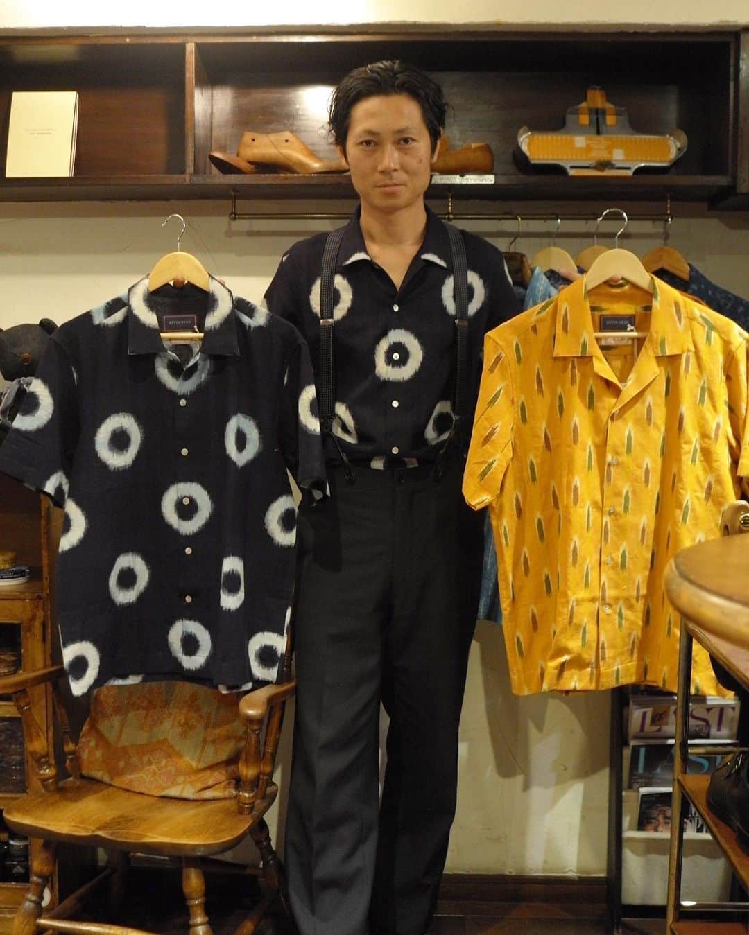 Yuya Hasegawaさんのインスタグラム写真 - (Yuya HasegawaInstagram)「【Kevin Seah bespoke シャツオーダー会】  皆様よりたくさんのご質問頂いてますのでお答えします！  1.シャツのお値段はいくらですか？ →35000円〜になります。オーダーをする場合は10%アップチャージとなります。  2.どんなオーダーができますか？ →好きな生地でシャツを半袖、長袖どちらでも作れますし、今回はこの生地でパンツも作れるのでセットアップとしてもオーダー可能です。  3.女性物も作れますか？ →はい、作れますがシルエットなどメンズデザインになりますのでご了承ください。  4.オーダーしたらいつ頃受け取れますか？ →約１ヶ月後には納品しますので7月末お渡し予定です。  5.既製品はどれくらい種類ありますか？ →アフリカのハンドペイント生地で5〜6種類、インドの手織り生地が7〜8種類あります。まだ未確定のデッドストックハワイアン生地はイベント開催時のお楽しみです🌺  6/24-25.予約はなく見ていただけますのでお気軽にお立ち寄りください、どうぞよろしくお願いします！  #kevinseah #brifth #shoeshine」6月22日 23時17分 - yuya.hasegawa.brift.h