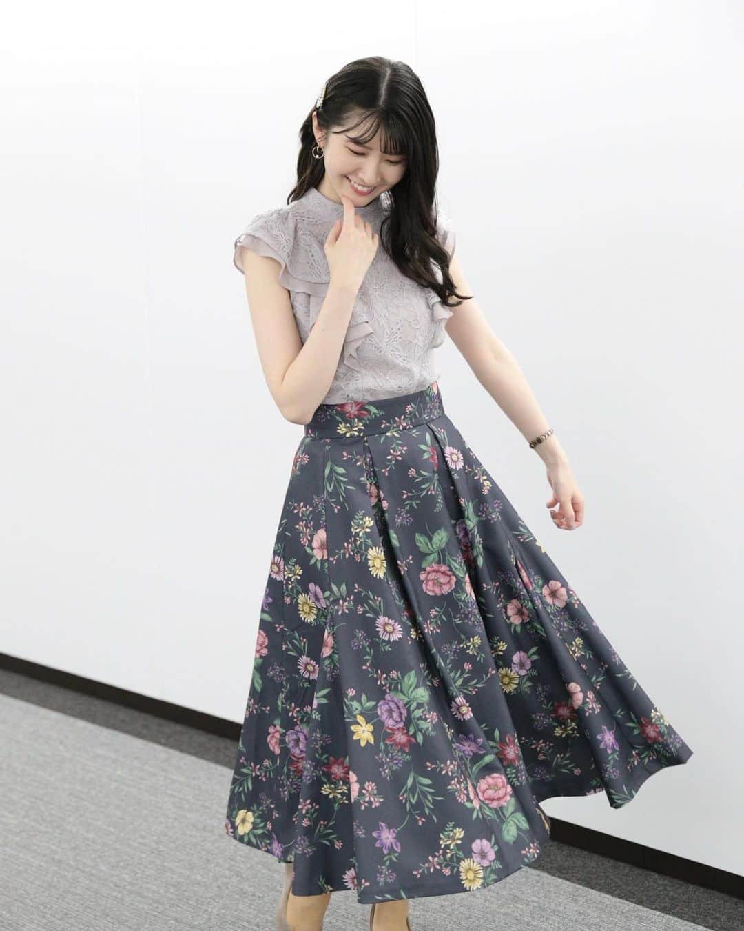 のインスタグラム：「今日も一日おつかれさまでした♡  番組衣装は、レースの袖がかわいいトップスに 花柄のスカート。涼しげでした🪻  🏷️ tops,skirt : @proportionbodydressing  accessories : @phoebe_official  stylist : @marino_stylist さん  ヘアメイクは落ち着いた雰囲気に。 ダウンスタイルで編み込んでいただきました✴︎ hair&make : @naomi.hmk さん  ありがとうございます🫶  #ウェザーニュース #お天気キャスター #ヘアメイク #アナウンサー #キャスター」