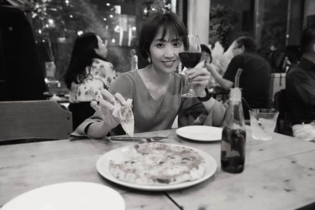 渡辺由布子さんのインスタグラム写真 - (渡辺由布子Instagram)「🍕  学校帰り、ピザだけを食べにわざわざ神楽坂まで。  住宅街が建ち並ぶ路地の一角に、コンクリート打ちっぱなしのモダンなイタリアンレストラン「nove,」  この日テイスティングの授業でワインからハードリカーまで散々飲み比べてきたというのに、石窯から登場した自家製ナポリピザを目の前にしたら、もうここは迷わずワインでしょう、といった調子🍷  平日のド真ん中なのに店内は満席。 四方八方にいるお客様が映り込んでしまい、お気持ち程度の写真しか撮れなかったけれど、わざわざ行く価値アリ◎ 今度はゆっくりパスタやパテドカンパーニュなんかも食べてみたいところ。  #pizzeria #nove #pizza #italian #dinner #winelover #foodie #ピザ窯 #神楽坂グルメ #神楽坂イタリアン #取材協力 #江戸川橋 #ワイン好きな人と繋がりたい #のんべえ  🏷️ Nove, 📍 @nove0916  🗾 #Kagurazaka (#神楽坂 ) #Tokyo (#東京 ) 🌏 #🇯🇵 #Japan (#日本 )」6月22日 23時20分 - watanabe_yuko