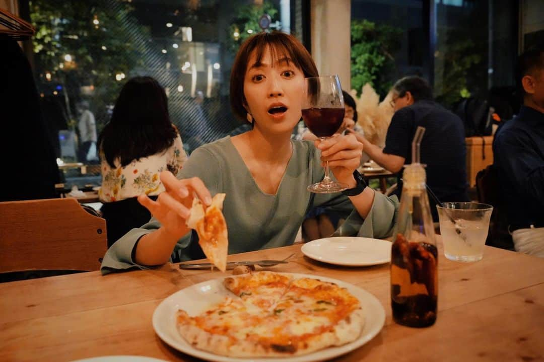 渡辺由布子さんのインスタグラム写真 - (渡辺由布子Instagram)「🍕  学校帰り、ピザだけを食べにわざわざ神楽坂まで。  住宅街が建ち並ぶ路地の一角に、コンクリート打ちっぱなしのモダンなイタリアンレストラン「nove,」  この日テイスティングの授業でワインからハードリカーまで散々飲み比べてきたというのに、石窯から登場した自家製ナポリピザを目の前にしたら、もうここは迷わずワインでしょう、といった調子🍷  平日のド真ん中なのに店内は満席。 四方八方にいるお客様が映り込んでしまい、お気持ち程度の写真しか撮れなかったけれど、わざわざ行く価値アリ◎ 今度はゆっくりパスタやパテドカンパーニュなんかも食べてみたいところ。  #pizzeria #nove #pizza #italian #dinner #winelover #foodie #ピザ窯 #神楽坂グルメ #神楽坂イタリアン #取材協力 #江戸川橋 #ワイン好きな人と繋がりたい #のんべえ  🏷️ Nove, 📍 @nove0916  🗾 #Kagurazaka (#神楽坂 ) #Tokyo (#東京 ) 🌏 #🇯🇵 #Japan (#日本 )」6月22日 23時20分 - watanabe_yuko