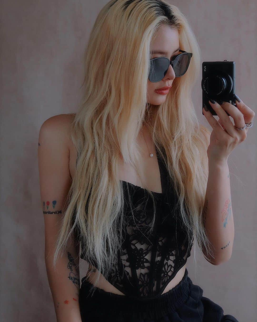 林咖安（Lyla）のインスタグラム：「#端午連假好恐怖  第一天跟小孩們關在家一整天 精氣神已被消耗殆盡😂  昨天不小心熬了一下夜 結果今天完全精神不濟超口憐🫠 難道這學期已被訓練成 早上 6:50 起床 / 晚上 22:00 睡覺的人類嗎？  歐～～～真的是有好有壞😅😅😅  #累到連粽子都吃不完一個🤣 #dragonboatfestival」