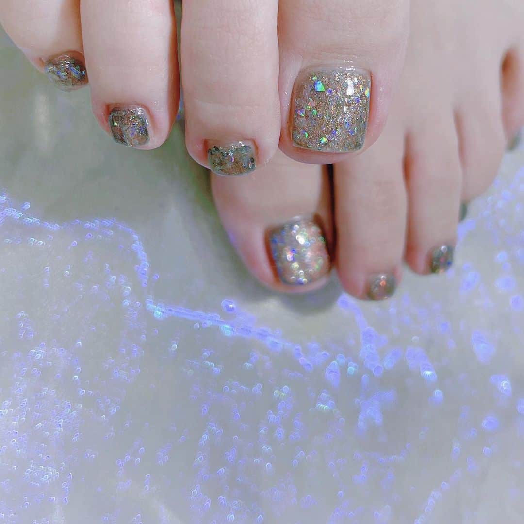 なかやまちえこのインスタグラム：「ホログラム×マグネット🪄⠀ ⠀ @licaxxx1 さん⠀ #nail #nails #nailart #ネイル #美甲 #ネイルアート  #japanesenailart #manucure #japanesenails #manicurist #gelnails #أظافر #네일아트 #미용  #เพ้นท์เล็บ #artedeuñas #เพ้นท์เล็บเจล #ジェルネイルデザイン #ネイルデザイン #nagelkunst #マグネットネイル #magneticnails @aby_sharenail」