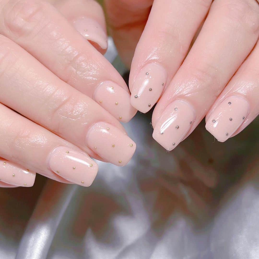 なかやまちえこのインスタグラム：「さりげないアシメネイル💅⠀ ⠀ @aina_hashimot0 ちゃん⠀ #nail #nails #nailart #ネイル #美甲 #ネイルアート  #japanesenailart #manucure #japanesenails #manicurist #gelnails #أظافر #네일아트 #미용  #เพ้นท์เล็บ #artedeuñas #เพ้นท์เล็บเจล #ジェルネイルデザイン #ネイルデザイン #nagelkunst #シンプルネイル @pregel.jp @aby_sharenail」