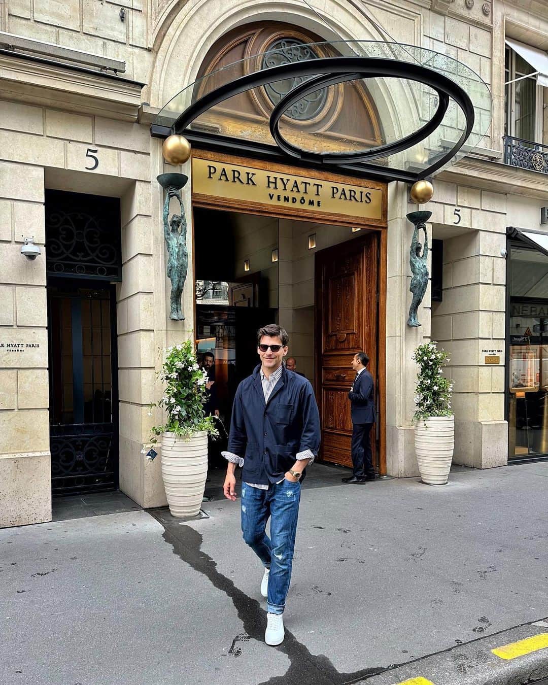 ヨハネス・ヒューブルのインスタグラム：「absolutely love my Parisian home @parkhyattparis - everything is just always perfect here. 🌟」