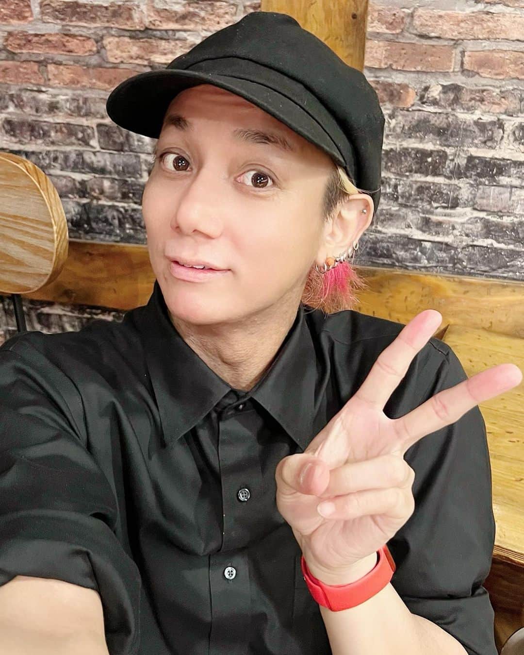 靖乃のインスタグラム：「この写真、一昨日の3pc4周年記念配信の帰り道でアップしたつもりやってんけど寝ぼけてたのか上がって無かった事に気付いてませんでした💦💦 本日はリハ2本立てを無事楽しく終えて今帰っとります 皆様、明日のKaya姫とのライブ、楽しみに遊びに来て下さいまし🌹  #靖乃 #ハイダンシークドロシー #淡路島 #ピン毛」