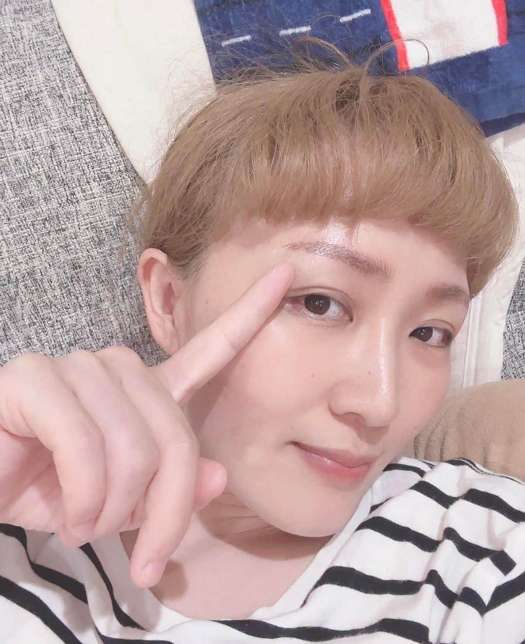 丸山桂里奈さんのインスタグラム写真 - (丸山桂里奈Instagram)「今日はもうこの時間に就寝。 夜は本並さんとは別なんです。私と娘で寝ています😃これは、私からお願いしたんだけどやっぱり私はこの形がいいなと。 まず、ぐずった娘を寝かしつけたら私は眠れないし。お仕事から帰宅した本並サンもわざわざ眠れなくなることはないしお仕事に全力で頑張ってほしいので🫣 その代わり、昼間だったり本並サンがお仕事ない日はなるだけ娘のお世話はお願いしてます。 色々な形はありますが，私はこれが一番楽ちんです。気持ち的にも肉体的にも☺️🙏 そして、毎日育児をしながらお化粧もなかなかできなくて、、、😭 とにかく私は眉毛がまずほぼないんです。だから朝も夜も眉毛をかく365日で、一度もすっぴんてなかったんですよね。 なのでずっとアートメイクをやりたくて、でもアートメイクてどうなんだろう。そして痛くないのかとか全くわからなかったので、美容オタクのマネージャーさんに聞いてみたらなんとマネージャーさんが眉毛アートをしてたんです☺️ そんなこんなで、私はもちろん本並さんもということで行ってきました😌 美容院によく2人で行く時はありますが、まさかのアートメイクを2人で行くという😍 本並さんは美容男子なのでアートメイクはもちろん他にも色々と気になっていたようです🫣 とにかく、眉毛がある人生が来るなんて思ってもなかったのでとにかくまぶたにも早めに教えました‼️また今日から眉毛あり生活になります。 また、経過状況教えます〜👋  #アートメイク #眉毛アート #medisourire_clinic #色々なメニューがありました #またぜひ他のもやりたいな #初体験 #眉毛がある人生 #待っててくれてありがとう #諦めなくてよかった #育児の合間のリフレッシュ #夫婦で #明日は本並サンお誕生日 #いい意味で #インスタバエ」6月22日 23時34分 - karinamaruyama