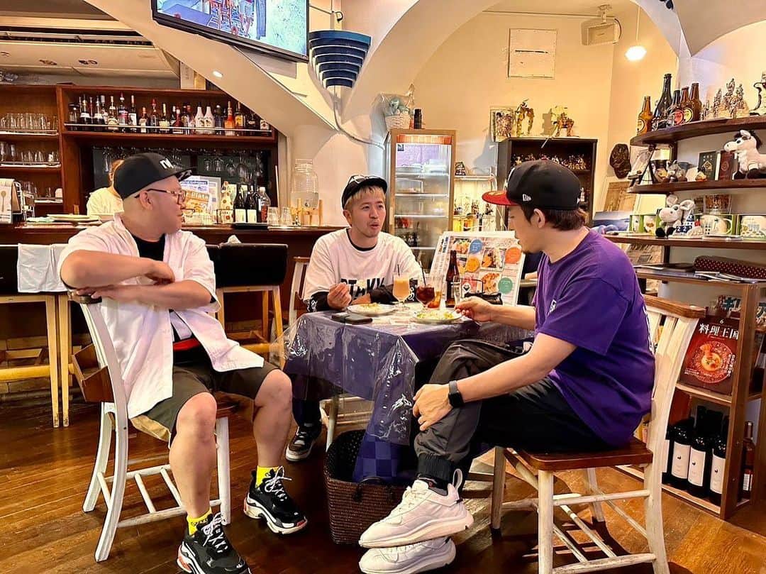 DEppaさんのインスタグラム写真 - (DEppaInstagram)「本日はとある撮影🎥  蒲田でファンキー加藤アニキをおもてなし！w  厚かましくも私がお昼から夜まで 地元蒲田を案内させて頂きました！w  めちゃくちゃ濃密な時間でしたw  もはやもうお昼の記憶がございませんw  最高に楽しかったです！💯✨  加藤さん、スタッフの皆様、トミくん、 サットンさん、本当にありがとうございましたー！  シクラメンもFC専用の動画撮りたいなぁ〜🍀  #ファンキー加藤 #ファンモン #シクラメン #大田区 #蒲田 #地元 #故郷 #工場 #ものづくりの街 #職人の街 #ディープ蒲田 #ロケ #笑い #笑顔 #爆笑 #楽しかった #詳しくは加藤さんのインスタやTwitterで」6月22日 23時34分 - deppa_shikuramen