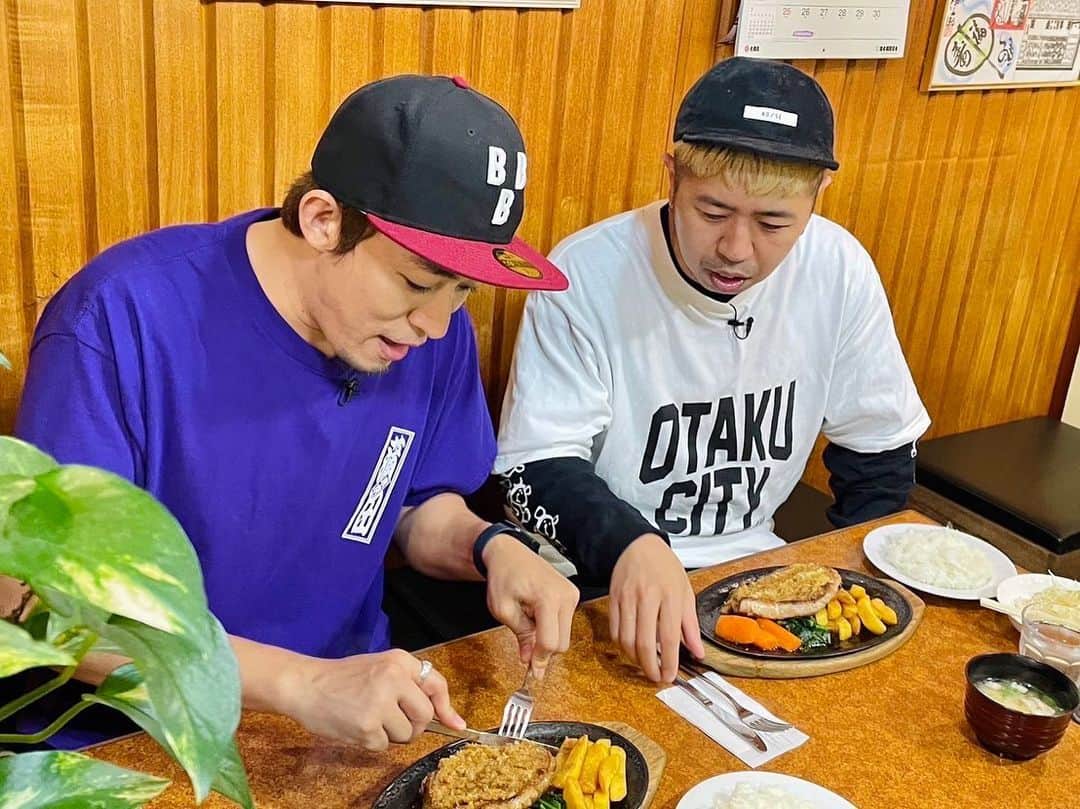 のインスタグラム：「本日はとある撮影🎥  蒲田でファンキー加藤アニキをおもてなし！w  厚かましくも私がお昼から夜まで 地元蒲田を案内させて頂きました！w  めちゃくちゃ濃密な時間でしたw  もはやもうお昼の記憶がございませんw  最高に楽しかったです！💯✨  加藤さん、スタッフの皆様、トミくん、 サットンさん、本当にありがとうございましたー！  シクラメンもFC専用の動画撮りたいなぁ〜🍀  #ファンキー加藤 #ファンモン #シクラメン #大田区 #蒲田 #地元 #故郷 #工場 #ものづくりの街 #職人の街 #ディープ蒲田 #ロケ #笑い #笑顔 #爆笑 #楽しかった #詳しくは加藤さんのインスタやTwitterで」
