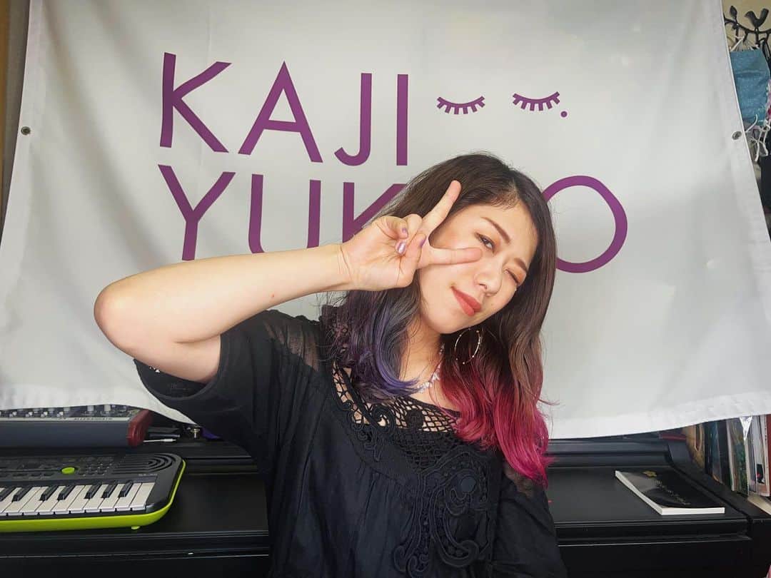のインスタグラム：「本日も🎥配信アリガトウでした💜 アーカイブありまふ😋  ツイキャス🕊 https://twitcasting.tv/yukko1112/movie/770183072  Instagram📱 https://www.instagram.com/tv/Cty7Su2qLcL/?igshid=ZWQyN2ExYTkwZQ==  次回は明日22時〜❣️  明後日と明明後日にはLIVEもあります🌝 ご来場お待ちしてます💋  【お知らせ】  KAJI YUKIKO LIVE 2023 "Dots become Lines" after party‼︎🎉   6/25 @ music bar S.O.Ra. http://www.joyful-noise.net/sora/   Open 18:00 Start 18:30 ADV ¥3,500 DOOR ¥4,000（1drink別）  *~*~*~*~*~*~*~*~*~*~  2023/6/24   Connect The Dots -JUN- 梶有紀子 × 蔦江タイチ   会場 : 心斎橋 夜を灯して 大阪府大阪市中央区西心斎橋1丁目8-4-2A 白木屋ビル2F https://yorutomo24.jimdofree.com/   Open 18:00 Start 19:00 Ticket Adv ¥3,500 Door ¥4,000(+1drink)」