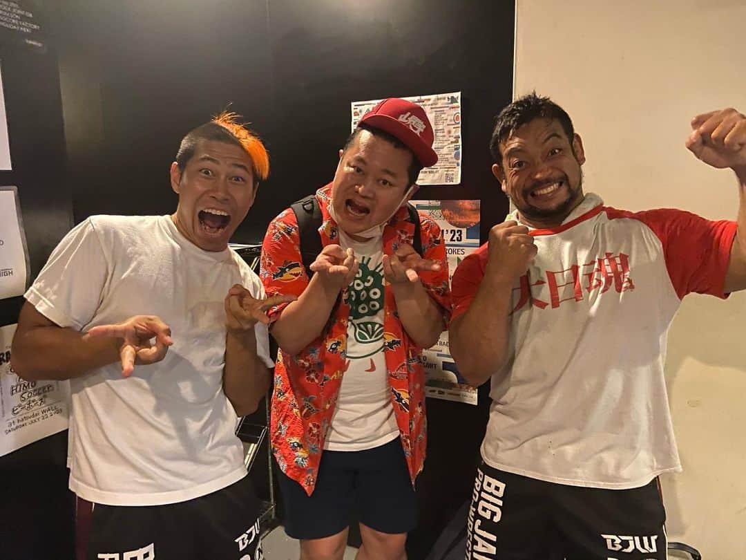 関札皓太のインスタグラム：「リングアナをしていただいたモグライダーのともしげさんともスリーショット！ 実況でも関札選手は人気ないですね。なんて言われちゃったけど逆に嬉しいやつ😂 ありがとうございました。 #日高祭 #bjw」