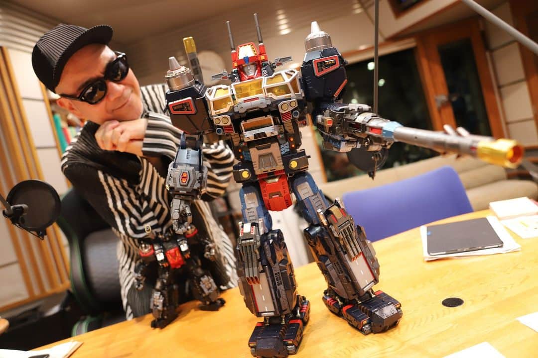 のインスタグラム：「オンエア写真集(2023/6/22)番外編  見よ! 「ダイアクロン ロボットベースGX 」の勇姿を!!  「陸上機動戦艦＜グランドダイオン＞」と「空中機動要塞＜クラウドアクロス＞」が合体変形したロボット形態、 それが「ロボットベースGX」!!  #utamaru #宇多丸 #宇内梨沙 #ダイアクロン #タカラトミー #ダイアクロン隊員 #ロボットベース #ロボットベースGX #グランドダイオン #クラウドアクロス #TBSラジオ #アフター6ジャンクション#ラジオ #radiko #TBSラジオ #アフター6ジャンクション #ラジオ #tbsradio」