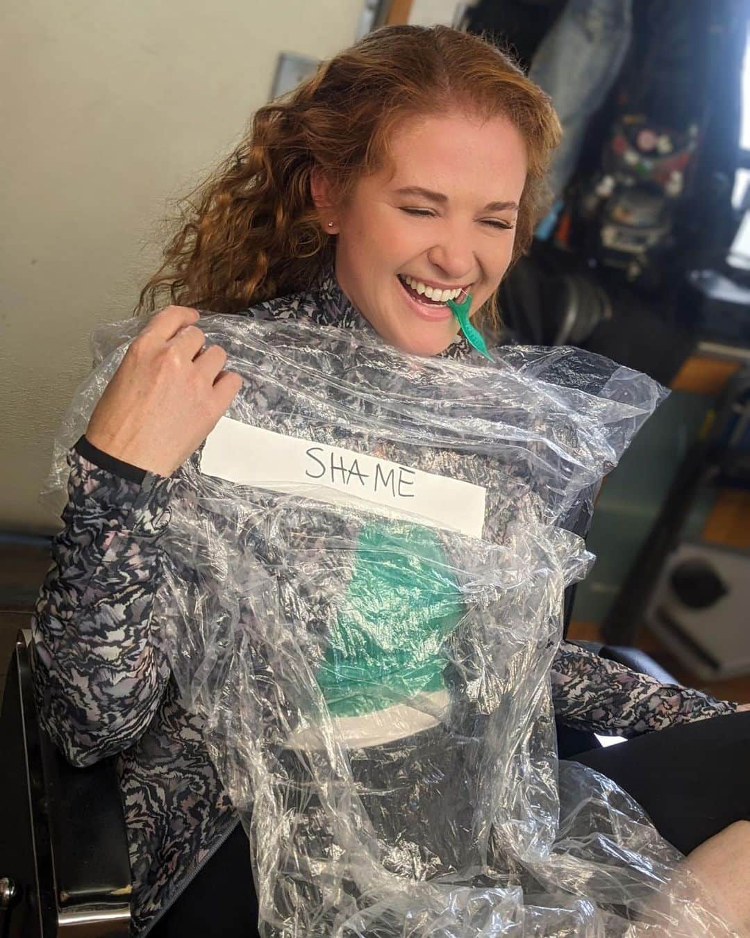 サラ・ドリューさんのインスタグラム写真 - (サラ・ドリューInstagram)「When you keep dropping crap on your wardrobe, @rachelsstyle forces you to wear the GARBAGE BAG OF SHAME. #tidestick #wetones #classylady #flossers #setlife 📸by @krissyingvardsen9」6月22日 23時40分 - thesarahdrew