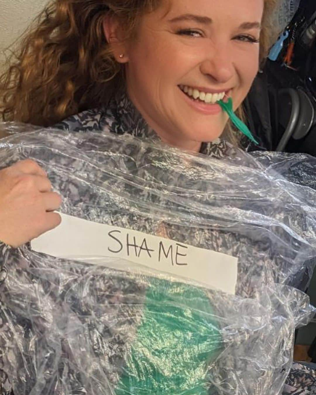 サラ・ドリューさんのインスタグラム写真 - (サラ・ドリューInstagram)「When you keep dropping crap on your wardrobe, @rachelsstyle forces you to wear the GARBAGE BAG OF SHAME. #tidestick #wetones #classylady #flossers #setlife 📸by @krissyingvardsen9」6月22日 23時40分 - thesarahdrew