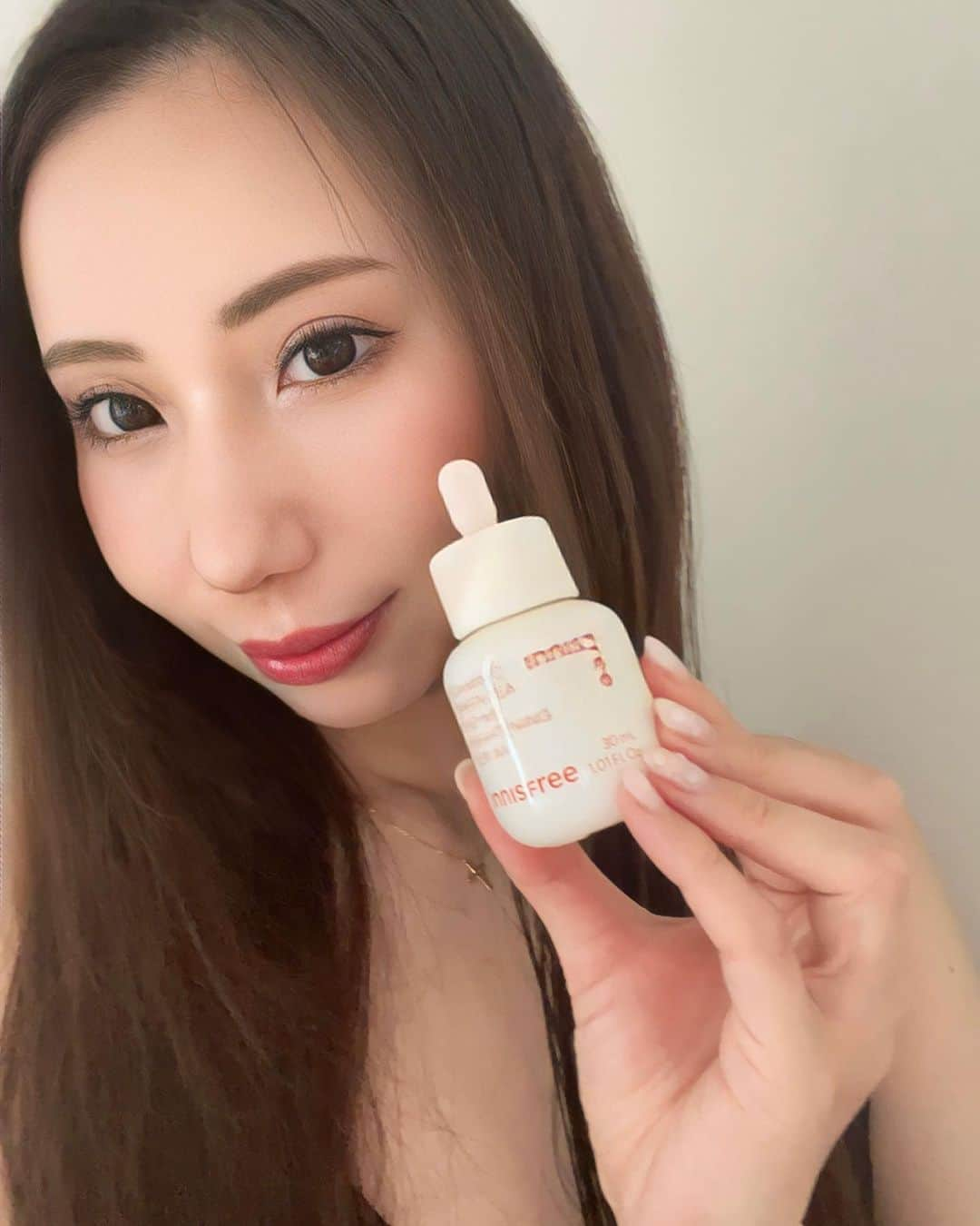 MOEのインスタグラム：「韓国のスキンケアブランド  @innisfreejapan から、ついにビタミンC美容液が発売されました🍋『ビタC グリーンティーエンザイム ブライト セラム』  私はシミソバカスができやすい体質なので、朝のスキンケアでは必ず対策としてビタミンC美容液を使っています🧖🏻‍♀️  こちらの商品の特徴は... ①肌へのビタミンCの吸収率を良くするため、デュアルビタミンC誘導体*1を配合している ② 特許成分「グリーンティーエンザイム*2」が、古い角質をマイルドにケアして肌の凹凸やキメをなめらかに整え、毛穴を目立ちにくくさせてくれる ③ 6月1日から、全国直営店、公式オンラインショップ、Qoo10、楽天市場店、Amazon、@cosme SHOPPINGにて新発売  トロッとしたテクスチャーですが、つけるとスッとお肌に馴染んでいく感覚で使い心地がとても良かったです✨ 毎日の積み重ねが数年後のお肌を作ってくれると思うので、お肌に良いものをたくさん取り入れていきたいです💛  【*1 テトラヘキシルデカン酸アスコルビル(整肌成分)、3-O-エチルアスコルビン酸(整肌成分)】【*2 プロテアーゼ(整肌成分)】  #イニスフリー #ビタミンc美容液 #innifriends #pr」