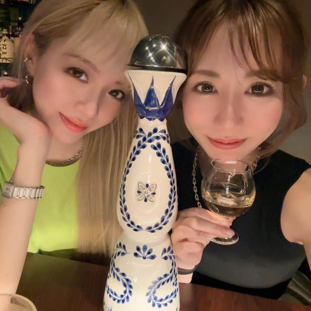 mirayのインスタグラム：「もはや珍しくないテキーラではあるが テテが呑めるようになったテキーラらしく初めて見た!!とテンション爆上がりして記念写真撮ってたりっぴ可愛すぎ🤣🫶🥃  たしかにこれは美味しい🧡  大好きなかえでちゃんのbarに一緒に行けてうれしかった🫧  いつもりっぴを妹のように可愛がってくれるdarlingありがとう🥹🫶  またこの黄緑Tシャツ着て上げちゃったわ〜 お気に入りやねん😂💚  #かわいい親友」