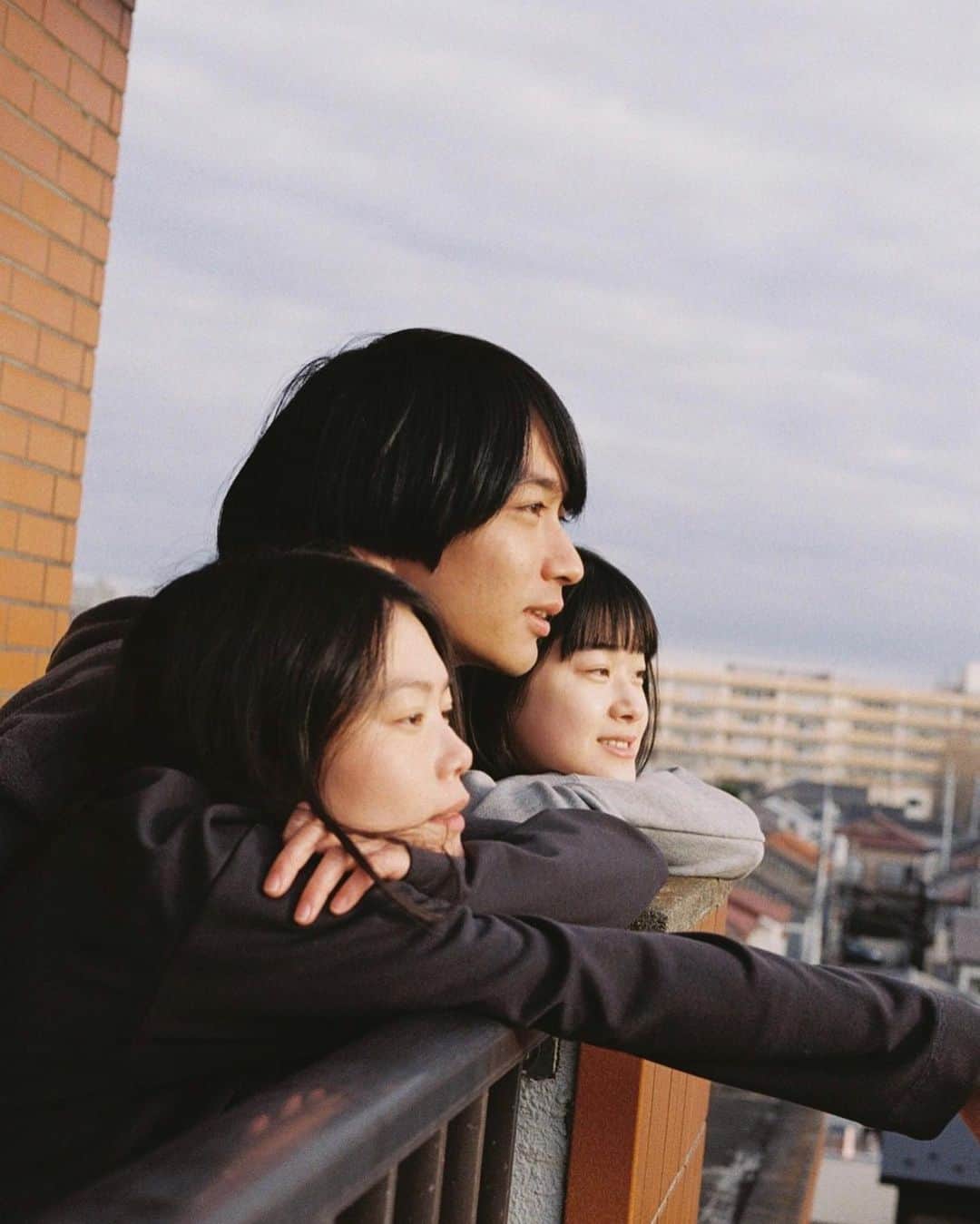 のインスタグラム：「映画 「何をそんなに慎ましく」🎞  @sogen_project  ✴︎Podcastにて私と監督のﾄｰｸが配信中です 是非聞いてね~！！！  監督 #吉田奈津美　 @jasnatsu  ⁡ 恋愛が最優先される世の中、 物語のｺﾞｰﾙに恋愛が多い世の中に 自分達だけの愛のかたちを見つけようとする 若者たちの話です✉️◯ ⁡ photo #木村和平 @kazuheikimura   さむ~い日の朝に撮ったこの写真 なつかしい…ｯ❄︎⠜༶ ⁡ ⁡ 🫱🏻‍🫲🏽ｸﾗﾌｧﾝ残りあと少し~✴︎𓀡！🫱🏻‍🫲🏽 6/30ﾏﾃﾞ)) 支援者の方々には ・ｸﾗｳﾄﾞﾌｧﾝﾃﾞｨﾝｸﾞ限定ｵﾘｼﾞﾅﾙﾌﾞｯｸﾚｯﾄ ・ﾏｽｺﾐ試写会参加権 ・ﾃﾞｼﾞﾀﾙ写真集 ・ｴﾝﾄﾞｸﾚｼﾞｯﾄにお名前記載 ⁡ などなど他にも沢山ありますので 是非ｸﾗﾌｧﾝﾍﾟｰｼﾞ覗いてみて下さいﾈ🌚✴︎  (ﾌﾟﾛﾌｨｰﾙのﾘﾝｸからどうぞ🔗) ⁡ すべての愛が、 等しく語られる世の中を目指して、 「恋愛関係」以外のハッピーエンドを 描いた映画を世の中に送り出すための 準備をしております✏️꙳✧  ⁡ 6月30日までｸﾗﾌｧﾝ実施中⚚ #何をそんなに慎ましく」