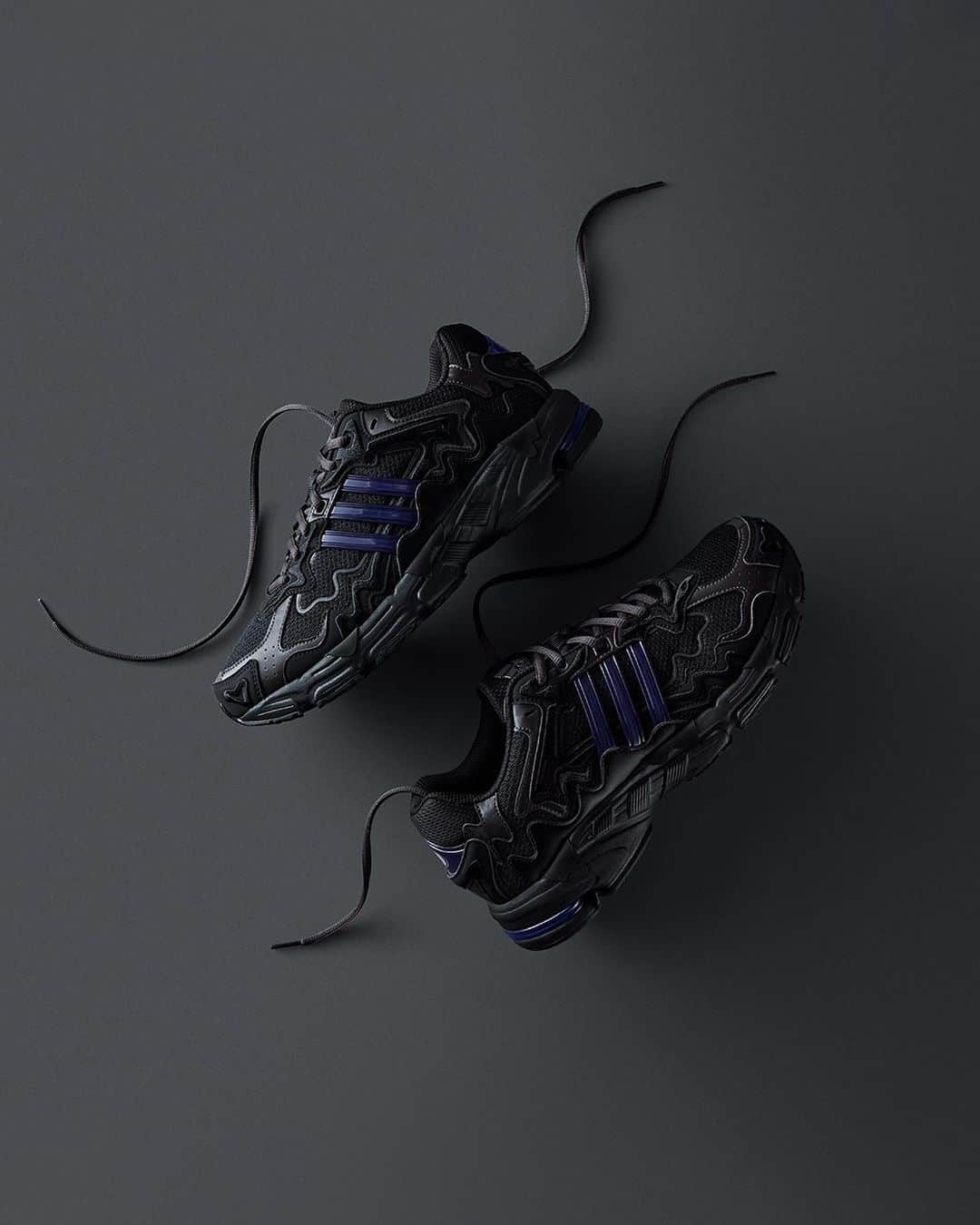 のインスタグラム：「. adidas BAD BUNNY RESPONSE CL  adidas OriginalsからBAD BUNNYコラボレーション最新作が登場。 モデルには2000年代初頭のadidasのアーカイブランニングシューズを採用。 トレイルランナーからインスピレーションを得てデザインされたRESPONSEに BAD BUNNYのインスピレーションを融合させた本作。柔らかい軽量ミッドソールが快適な履き心地を提供し、彼らしいルックスに仕上がったコラボレーションモデルは、今のトレンドを抑えています。 まるで溶け出したかのようなラインを描くレザーのオーバーレイをメッシュのアッパーに重ねています。彼のアイコンである、目玉のロゴはヒールにデザインされ今作も健在。付属するバッグも、今作のブラックに合わせブラックで統一され、adidasとBAD BUNNYのロゴがデザインされています。毎回人気の高いBAD BUNNYコラボ最新作。 ブラックカラーで統一された本作はどんなスタイルにもマッチする1足。 本商品は、6月22日(木)よりatmos-tokyo.comにて抽選受付開始。6月24日(土)よりatmos-tokyo.comにて発売いたします。  Introducing the latest BAD BUNNY collaboration from adidas Originals. The model uses adidas archive running shoes from the early 2000s. RESPONSE designed with inspiration from trail runners This work combines the inspiration of BAD BUNNY. With a soft, lightweight midsole for comfort and a signature look, the collaborative model keeps current trends in check. A mesh upper is layered with leather overlays that look like they've melted away. His icon, the eyeball logo, is designed on the heel and is still alive today. The attached bag is also black to match the black of this product, and the adidas and BAD BUNNY logos are designed. The latest BAD BUNNY collaboration, which is always popular. One pair that this product unified with a black color matches any style. This product will start accepting lotteries at atmos-tokyo.com from Thursday, June 22nd. It will be on sale at atmos-tokyo.com from Saturday, June 24th.  #atmos #adidas」