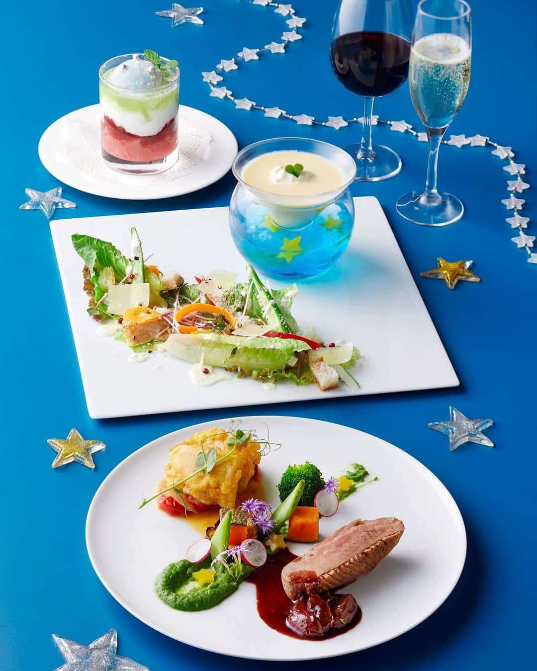 のインスタグラム：「\月に一度の新メニューが登場！各日30名さま限定👀/  『Seasonal Fun Plate』 ホテル洋食シェフが腕によりをかけて創作する 季節をイメージしたメインプレートをお楽しみいただきます。  7月は『七夕』をテーマに、旬の食材をふんだんに取り入れ、天の川や短冊を連想させる色鮮やかな一皿に仕上げました。 ホテルロビーに笹飾りを設置しておりますので、ご来館の際には願い事を掲げてみませんか？  月に一度のご褒美ディナーや女子会としてもおすすめです✨  ■七夕～Milky Way～ 日時：2023年7月7日（金） 時間：17:00～20:00 料金：￥5,500　※税・サービス料共 ※2日前までの完全予約制 ※各日30名限定  ◎季節のイベント・新メニューもご用意しております✨詳しくはホテルニューオータニ博多の公式HPをご覧ください🔍  【お問合せ】 TEL：092-714-1111（代表）  #7月7日 #七夕 #七夕飾り #月に一度 #メインプレート #天の川 #短冊 #新メニュー #ホテルグルメ #ホテルディナー #福岡グルメ #福岡ディナー #福岡ホテル #天神グルメ #天神ディナー #女子会 #ご褒美ディナー #hotelnewotanihakata #newotanihakata #hotelnewotani #newotanihakata #ホテルニューオータニ博多 #ニューオータニ博多」