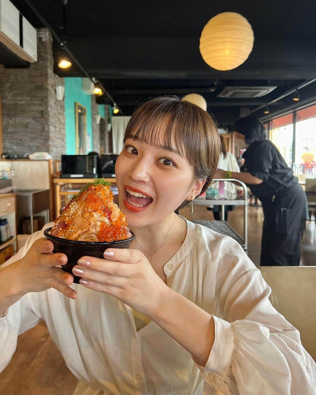 尾台彩香さんのインスタグラム写真 - (尾台彩香Instagram)「. . 伊豆高原ビールと海鮮丼を楽しめるレストラン🌈 ( @izukogenbeer.honten )  1番人気メニューの漁師の漬け丼🐟宝石みたいに光り輝いてた…✨ 食べると崩れそうなくらい山盛り！！  運ばれてきた時は、写真で見たより思ったよりも小さくて「え〜😂」と思ったけど、スプーンを入れてみてびっくり！！！😳 海鮮が隙間なく敷き詰められていて、食べても食べてもご飯にたどりつかないのwww  こんなボリュームあって贅沢な海鮮丼はやばいて🥹 別添えの温泉卵と一緒に食べると、さらに濃厚になって悶絶🤤💓  本当に量が多いから、半分食べて一旦休憩してからまた食べました😂 正直2人で１個が丁度いいかも…！ .  #伊豆高原ビール本店  #伊豆高原ビール  #伊豆高原グルメ  #伊豆グルメ  #伊豆旅行  #伊豆観光  #海鮮丼」6月25日 12時00分 - colorful0226