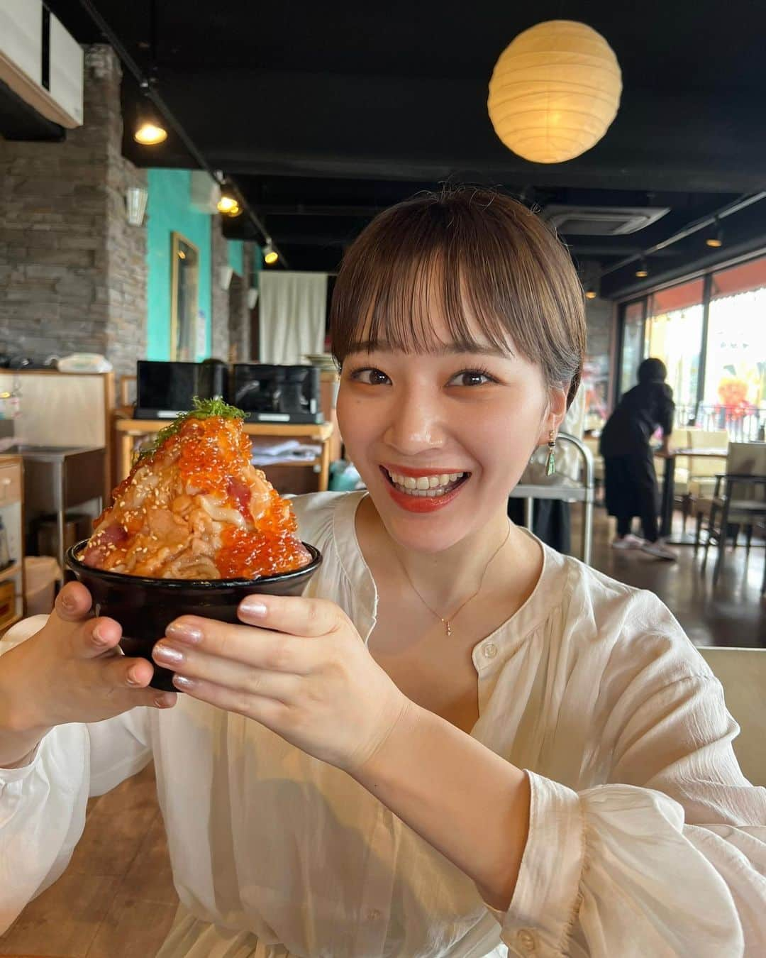 尾台彩香さんのインスタグラム写真 - (尾台彩香Instagram)「. . 伊豆高原ビールと海鮮丼を楽しめるレストラン🌈 ( @izukogenbeer.honten )  1番人気メニューの漁師の漬け丼🐟宝石みたいに光り輝いてた…✨ 食べると崩れそうなくらい山盛り！！  運ばれてきた時は、写真で見たより思ったよりも小さくて「え〜😂」と思ったけど、スプーンを入れてみてびっくり！！！😳 海鮮が隙間なく敷き詰められていて、食べても食べてもご飯にたどりつかないのwww  こんなボリュームあって贅沢な海鮮丼はやばいて🥹 別添えの温泉卵と一緒に食べると、さらに濃厚になって悶絶🤤💓  本当に量が多いから、半分食べて一旦休憩してからまた食べました😂 正直2人で１個が丁度いいかも…！ .  #伊豆高原ビール本店  #伊豆高原ビール  #伊豆高原グルメ  #伊豆グルメ  #伊豆旅行  #伊豆観光  #海鮮丼」6月25日 12時00分 - colorful0226