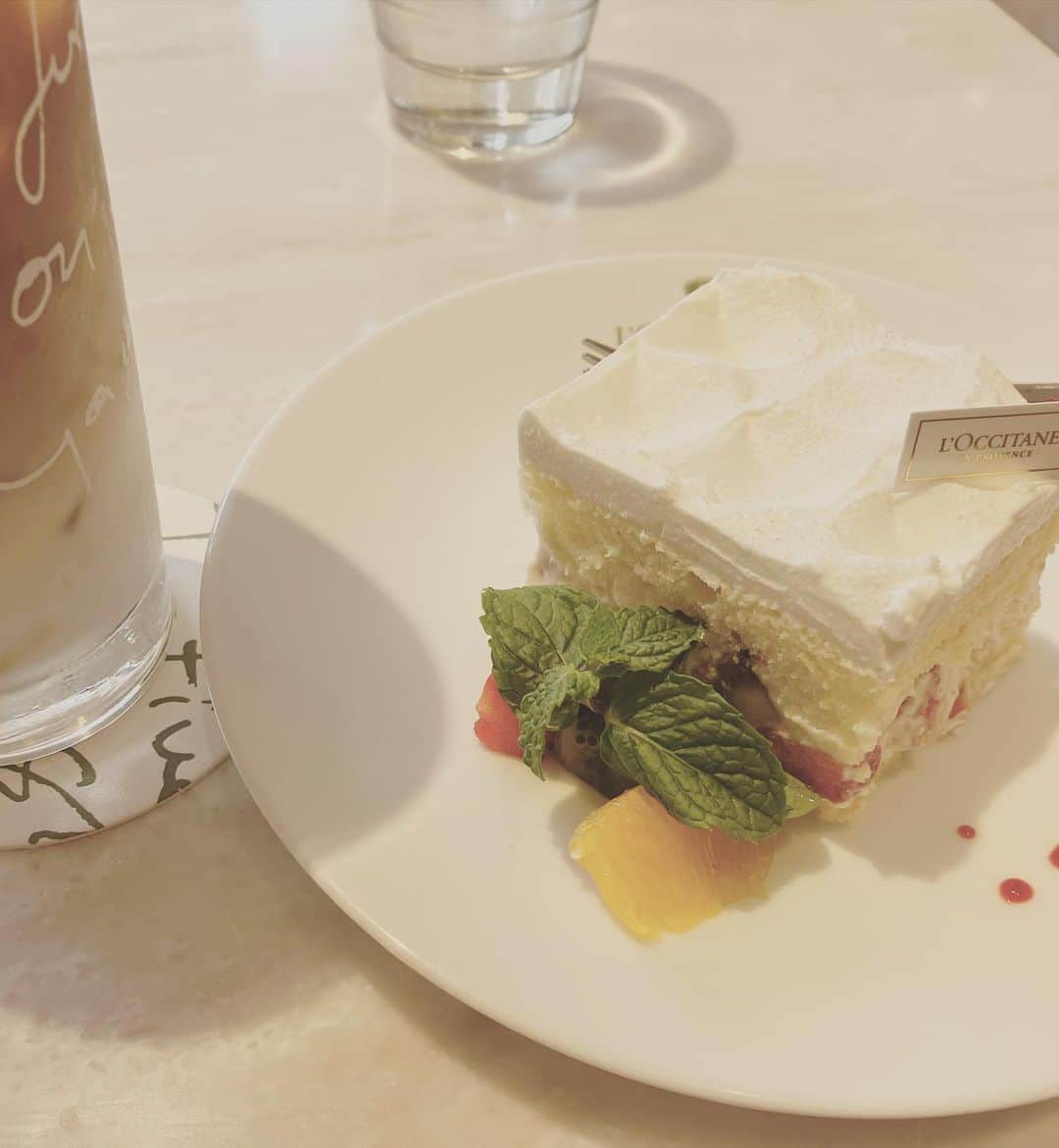 新居昭乃のインスタグラム：「本日。人との約束まで時間があったのでコーヒーだけ、と思って入ったお店で💦つい💦午前中から💦　  しあわせをいただきました♡」