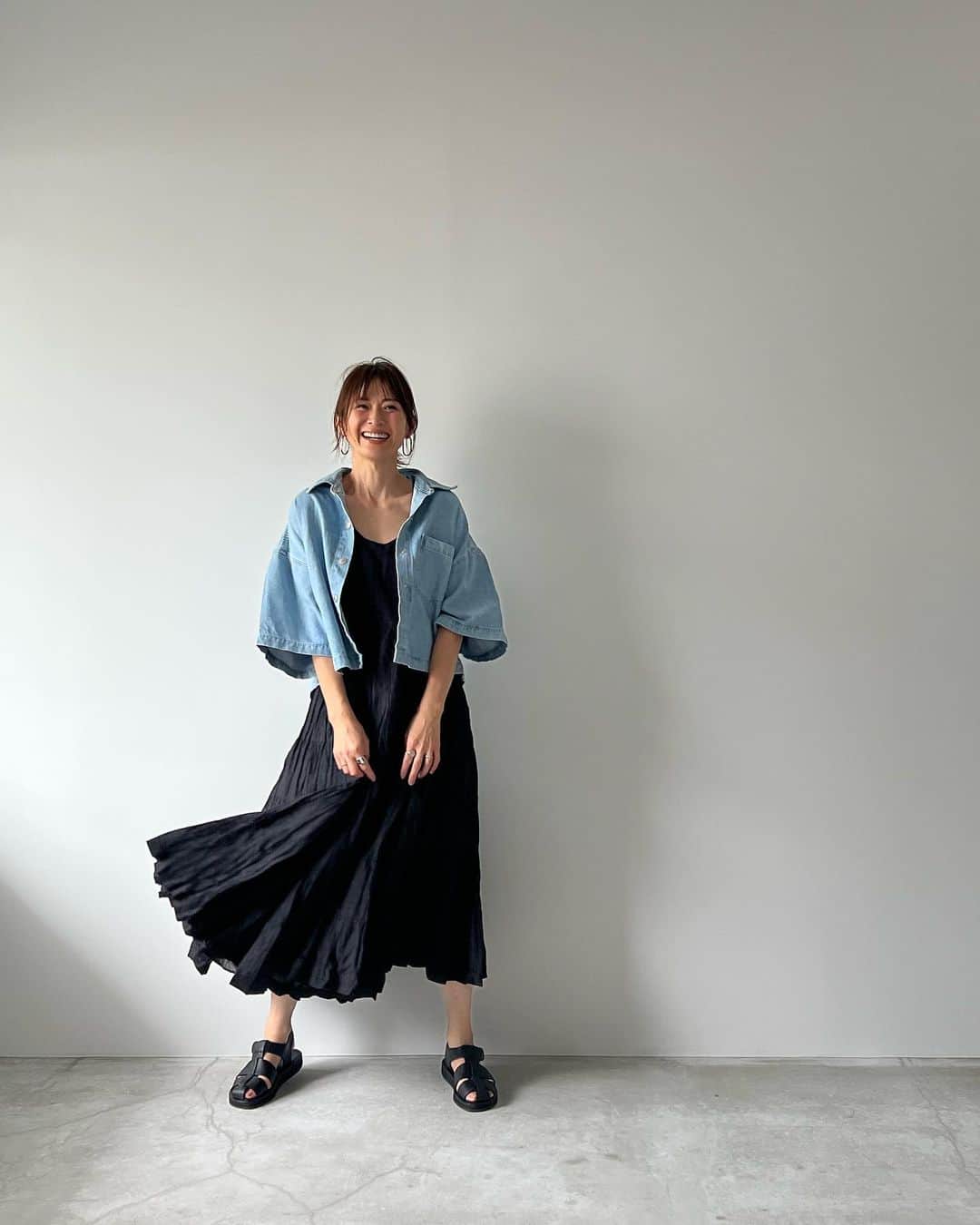 畑野ひろ子のインスタグラム：「今日の撮影終了🙌 最高のスタッフで、仕上がりも楽しみです🩵  今日のカメラマン　@endoyuki に、私服の写真まで撮っていただきました🙏 ヘアメイクは　@moriyukio_roi さん  #ootd 今日は、　@mariha_official のワンピース👗」