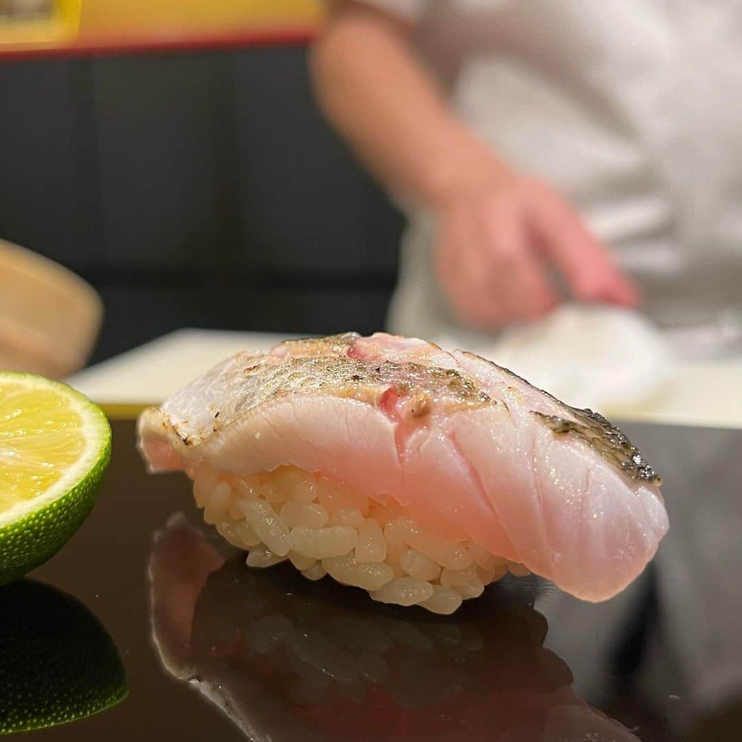 SUSHI KANDA • 寿司神田さんのインスタグラム写真 - (SUSHI KANDA • 寿司神田Instagram)「梭子魚と酢橘  For reservation: 099.606.0013 Or Line ID 027126639  #sushikanda #sushi #japanesecuisine #sashimi #foodporn #aroi #aroiibkk #ginraidee #paigingun #wongnai #edtguide #bkkmenu #starvingtime #寿司神田 #寿司スタグラム #鮨 #寿司 #すし #バンコク寿司 #銀座グルメ #赤酢 #横井醸造」6月22日 15時23分 - sushi.kanda