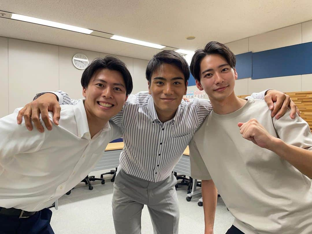 フジテレビアナウンサーさんのインスタグラム写真 - (フジテレビアナウンサーInstagram)「フジテレビ新人アナウンサーの東中健です！  アナウンス室の「ケン」3人が揃いました✨  山本賢太アナウンサー「ヤマケン」、勝野健アナウンサー「カツケン」と私「ヒガケン」です！ちょっとずつ顔が似ている気がします🤣  いつか3人で何かできれば！と思っております！お二人ともお優しい先輩です！👌  #フジテレビ #フジテレビ新人アナウンサー #東中健　#ヒガケン #山本賢太　#ヤマケン #勝野健　#カツケン」6月22日 15時22分 - fujitv_announcer