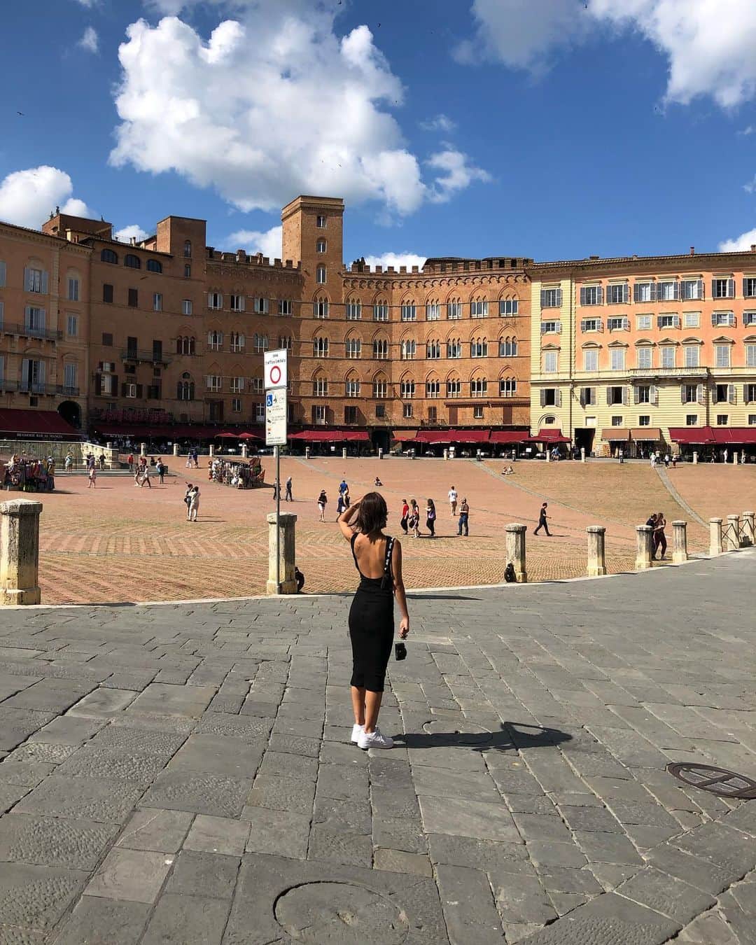 安保彩世さんのインスタグラム写真 - (安保彩世Instagram)「Siena,Toscana,Italy🇮🇹✨  とても小さな街だけど とても素敵な街✨ Firenzeからバスで1時間くらいかな〜 教会の上からの景色が素敵すぎた 時間が決まってるから割と急かされるけど笑。すごい素敵な景色だったなぁ〜  都心？から少し外れた街って割と昔から好きなのよね〜 静かで自然が近くてゆったりとしてる感じ もう既に行きたい🇮🇹🥹  dress: @addysons.jp  shoes: @nike @niketokyo 真っ白なaf1はドレスコーデにもオシャレレストランにも履いていけるって勝手に思ってる👸🏽🤍なので綺麗なのと普段履く用の2足持ちは私の中で当たり前です笑」6月22日 15時15分 - posayo