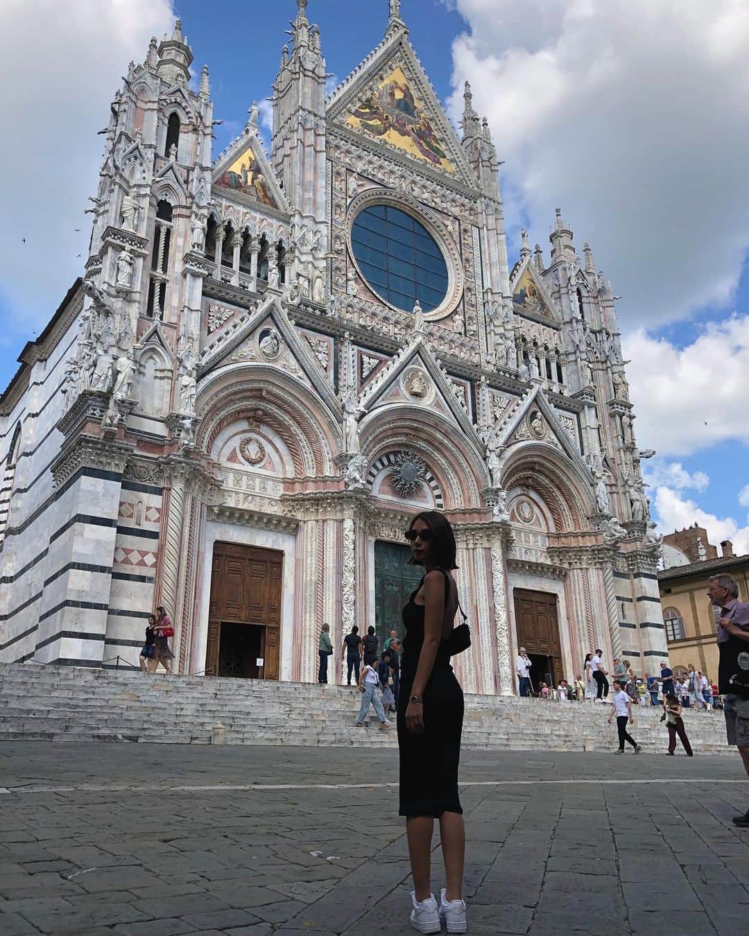 安保彩世のインスタグラム：「Siena,Toscana,Italy🇮🇹✨  とても小さな街だけど とても素敵な街✨ Firenzeからバスで1時間くらいかな〜 教会の上からの景色が素敵すぎた 時間が決まってるから割と急かされるけど笑。すごい素敵な景色だったなぁ〜  都心？から少し外れた街って割と昔から好きなのよね〜 静かで自然が近くてゆったりとしてる感じ もう既に行きたい🇮🇹🥹  dress: @addysons.jp  shoes: @nike @niketokyo 真っ白なaf1はドレスコーデにもオシャレレストランにも履いていけるって勝手に思ってる👸🏽🤍なので綺麗なのと普段履く用の2足持ちは私の中で当たり前です笑」